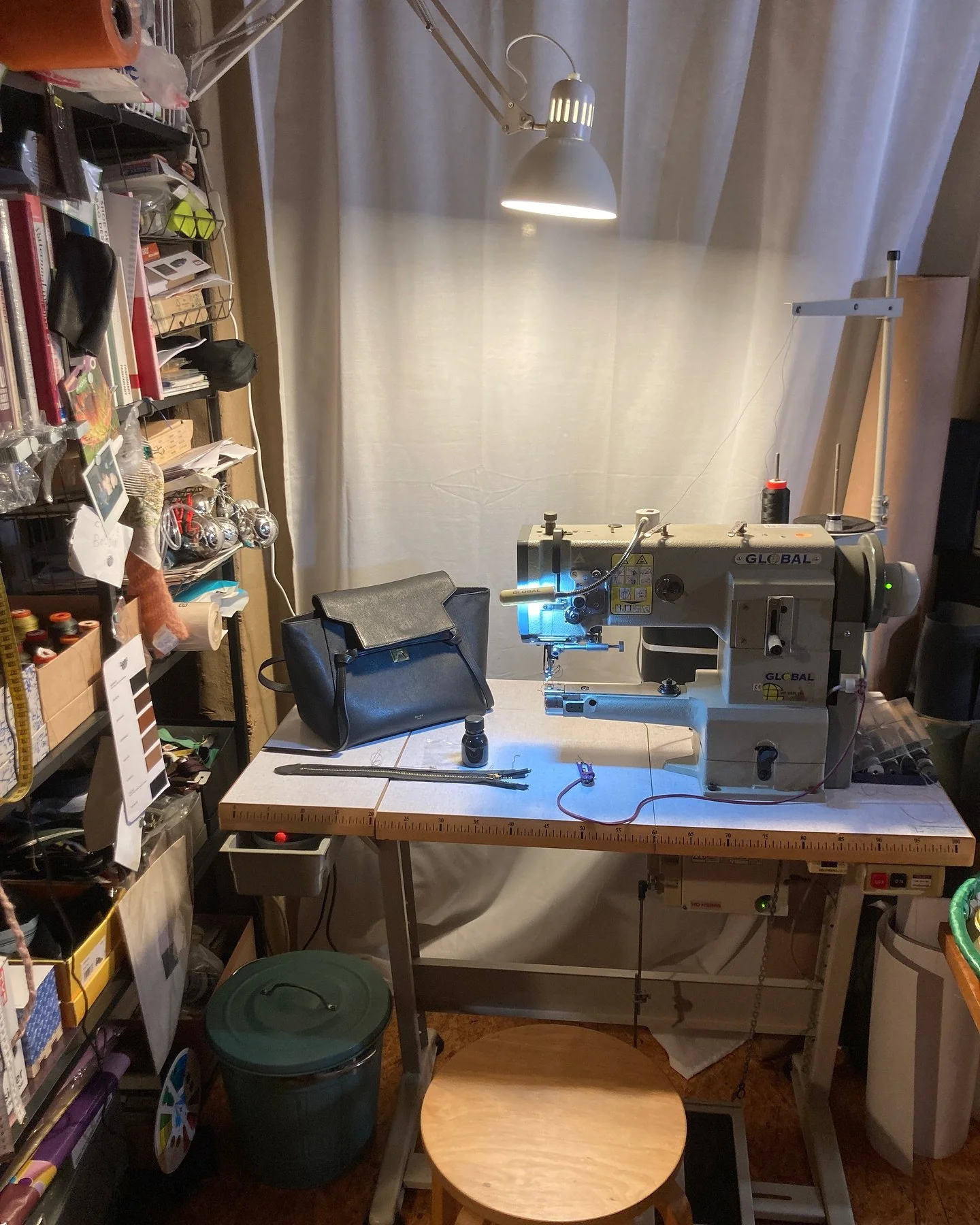 💚 🪡 🧵 

+ 150 handtassen hersteld dit jaar 
+ evenveel gered van de afvalberg met minimale toevoeging van nieuwe materialen
+ 60 mensen leren herstellen tijdens een ALV workshop 
+ merci allemaal om voor herstel &amp; mij te kiezen

🍀