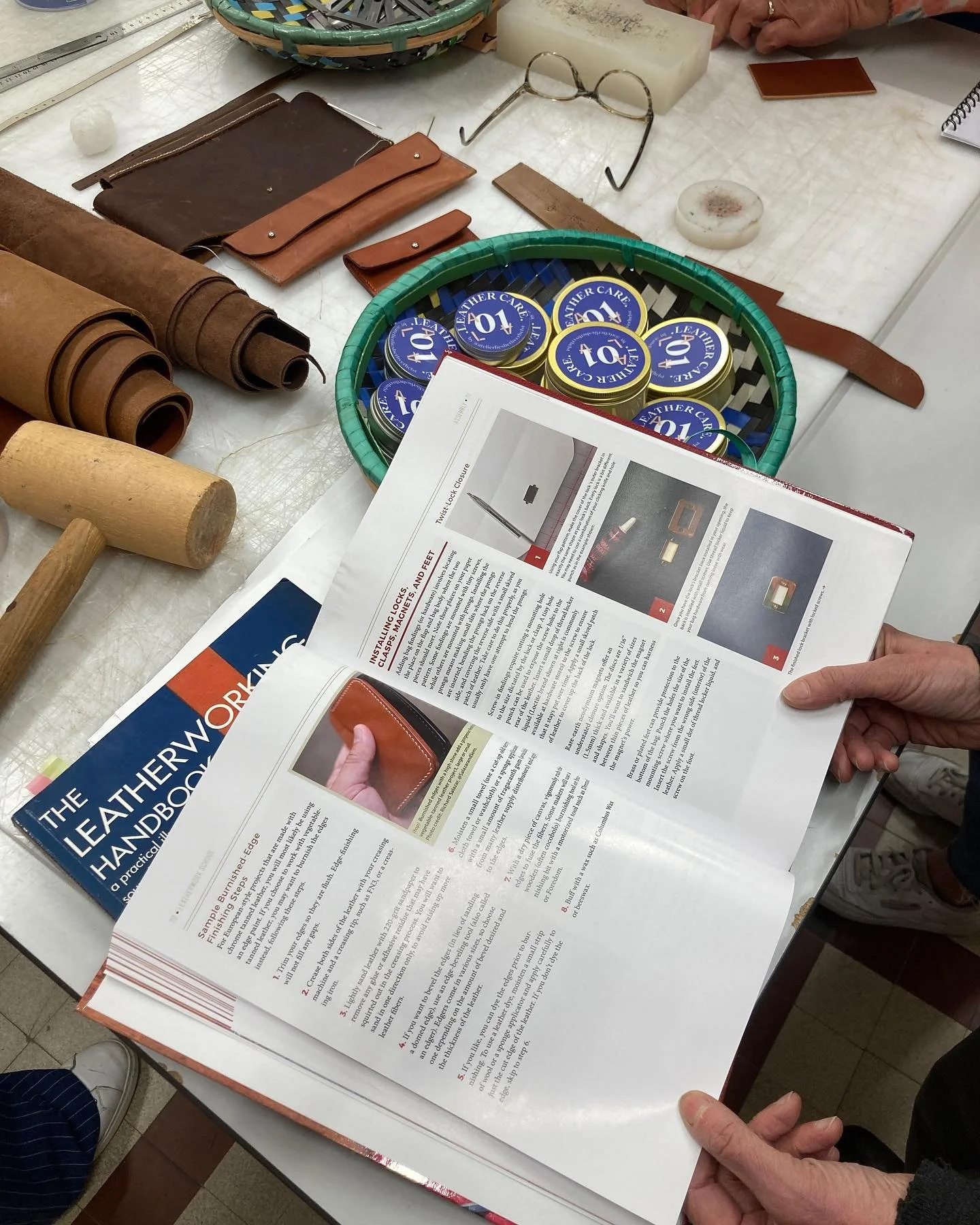 Gisteren gaf ik een demo handnaaien @westhoek_academie_koksijde. 

Tijdens twee blokken van anderhalf uur leerde ik de studenten lederbewerking kennis maken met de nodige tools voor handnaaien van leder, toonde ik de saddle stitch en oefenden ze deze