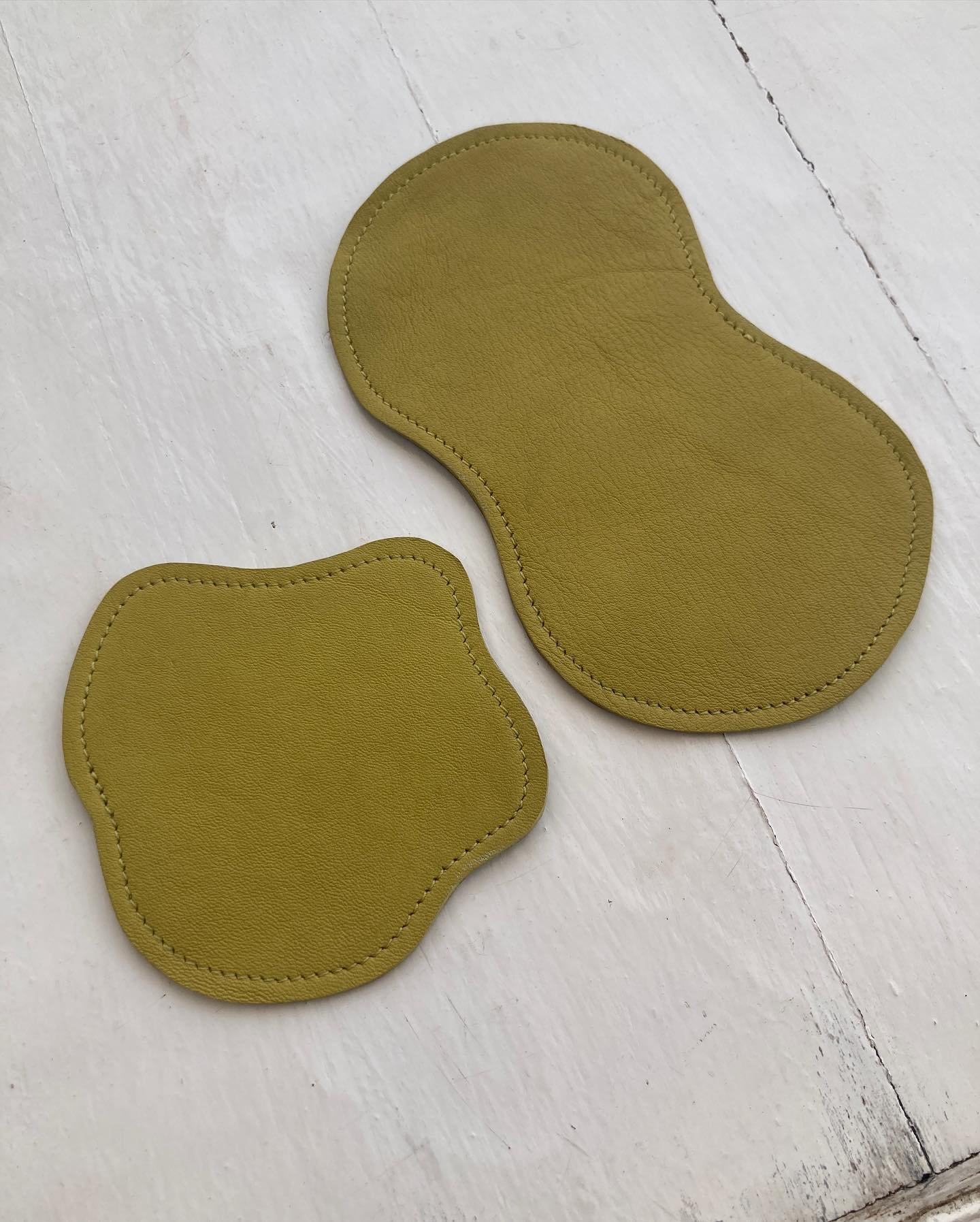 ALV coasters voor glassware 🍸 

Verkrijgbaar in sets van 1 tot 4, prijzen vanaf &euro;17 tot &euro;49 🥂

Mix &amp; match is mogelijk op aanvraag: liesbeth@zlq.be 🍷 

Link in bio of www.zlq.be -> coasters 🍹

❤️

#atelierliesbethverhelst #leathe