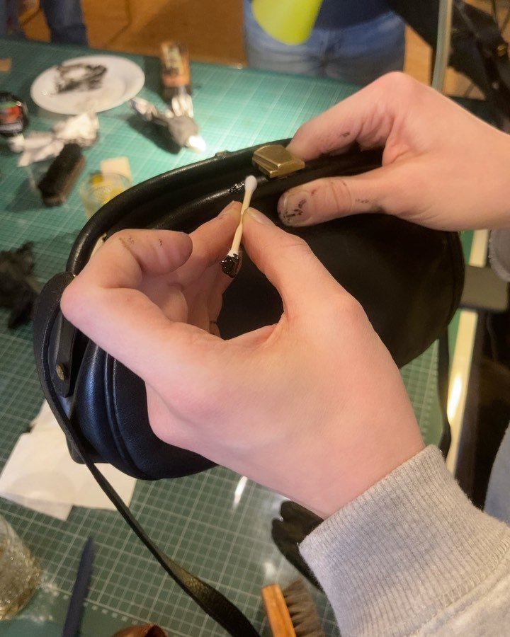 Handbewegingen &amp; technieken die je leert tijdens een leather spa workshop met Justine @hoihoi.aftercare 🔥

Volgende data helpt Justine van @hoihoi.aftercare je opnieuw Hoi! te zeggen tegen je geliefde lederen items. 

30/03 zaterdag overdag 
09/