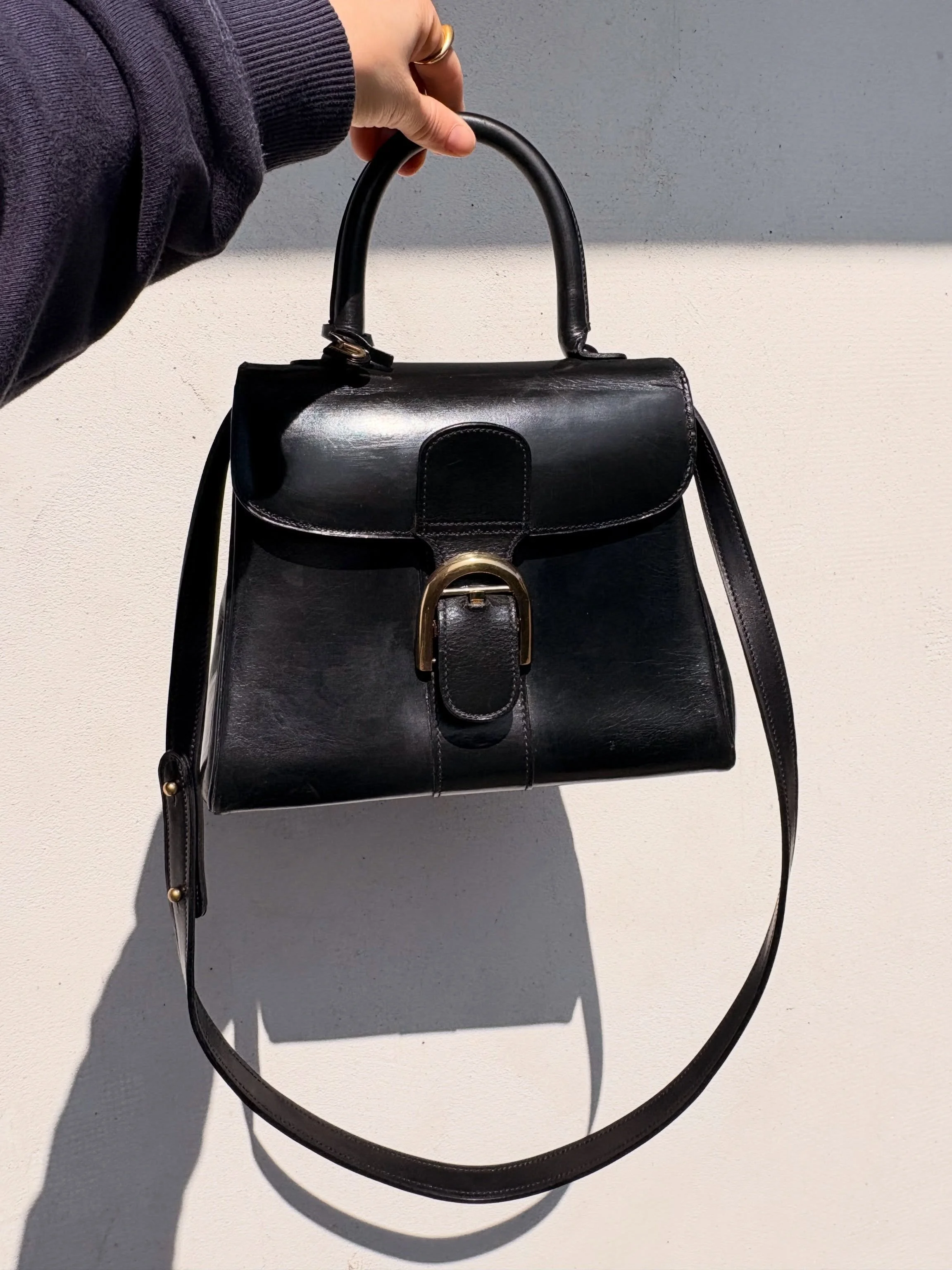 Ophangsysteem + riem met geweerknopjes + vergulden  van een @delvaux Brillant 

Prijzen kan je terugvinden op mijn website onder &lsquo;repairs&rsquo; 

💚