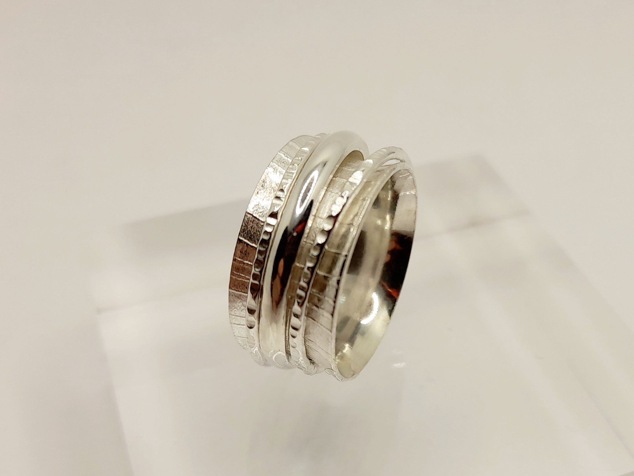 Silver spinner ring with lines