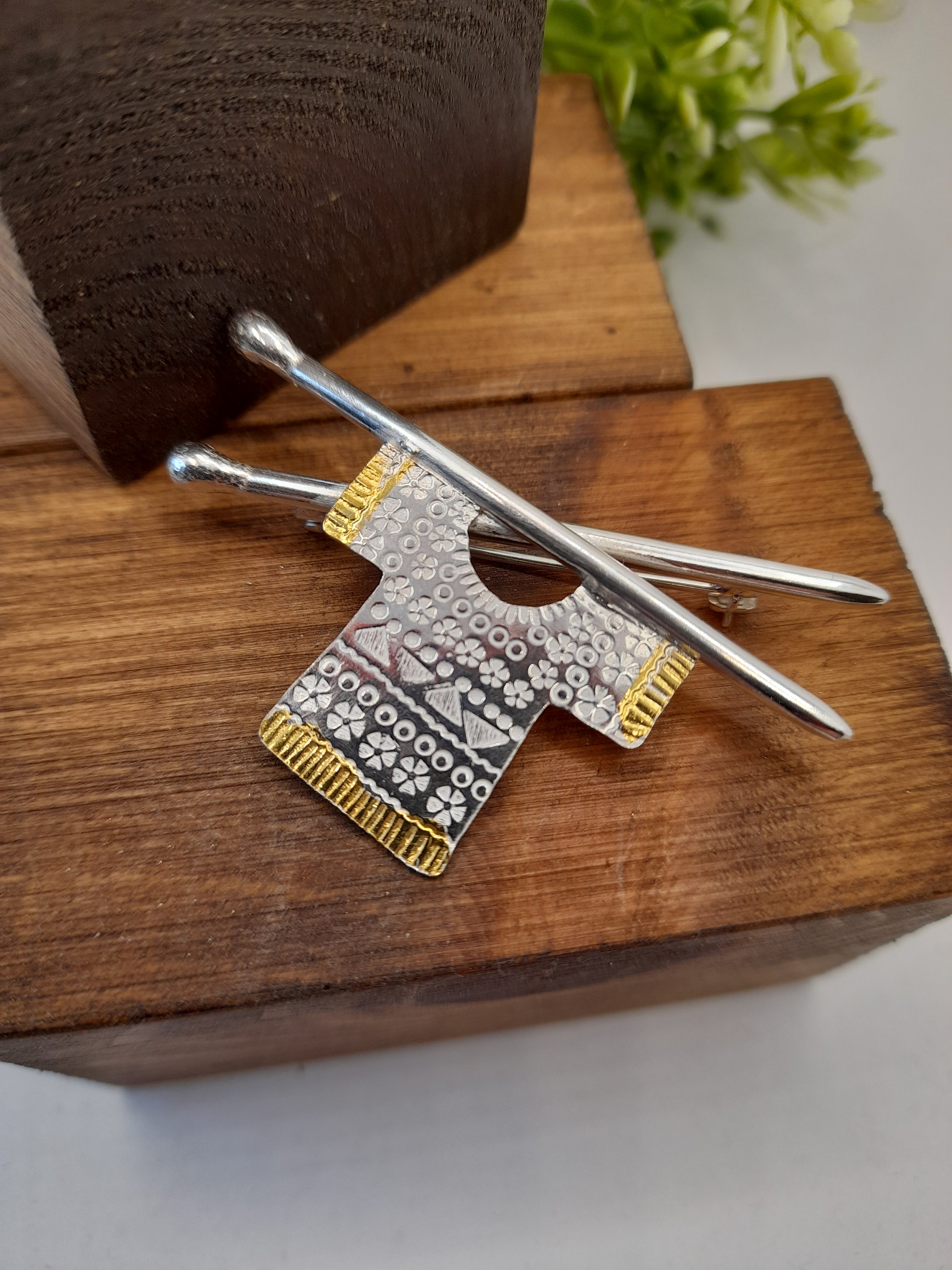 Silver jumper brooch