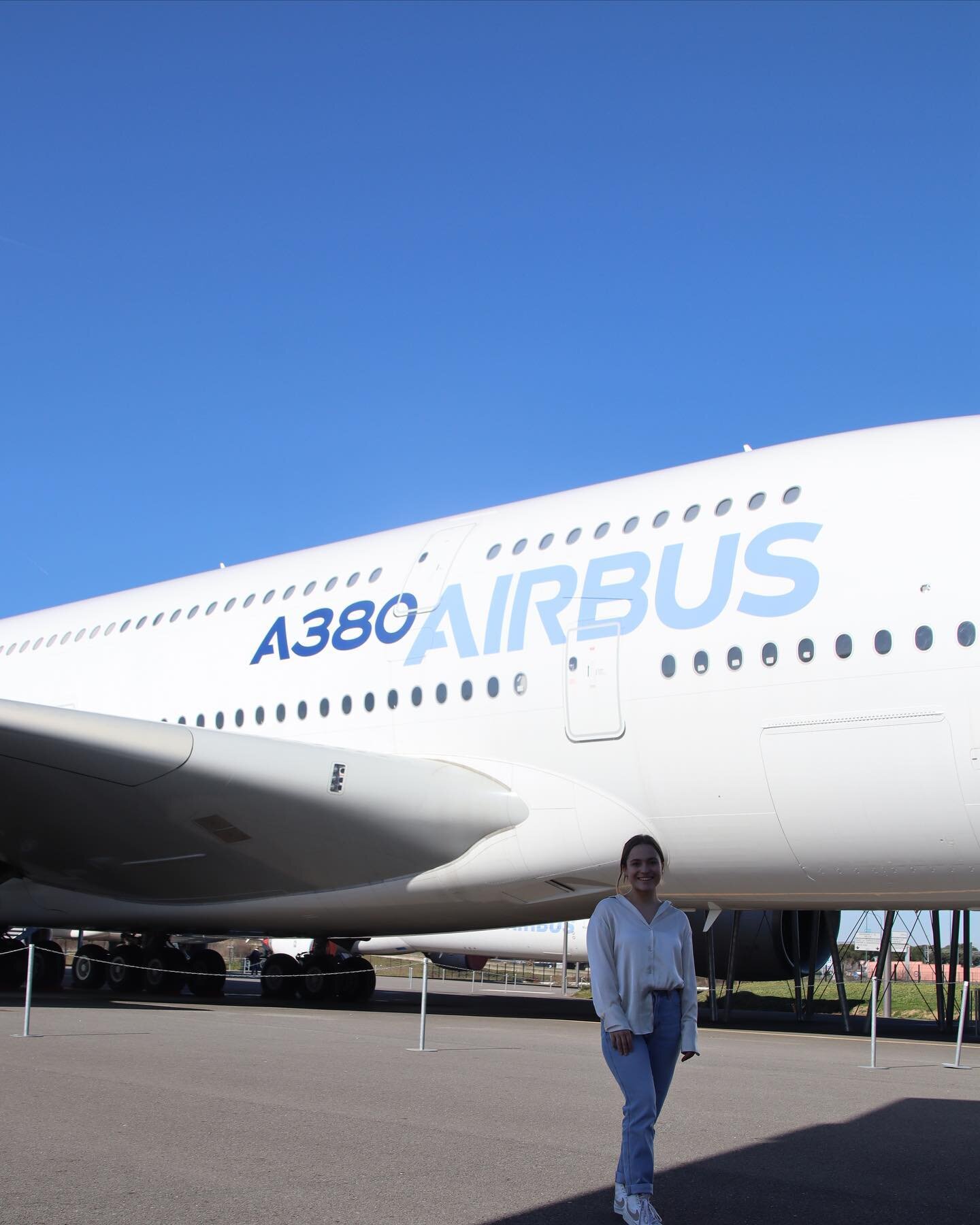 Feeling even smaller next to the A380!✈️😬
#visitedairbus #a380 

Thank you @euroavia_oostende for this amazing trip!