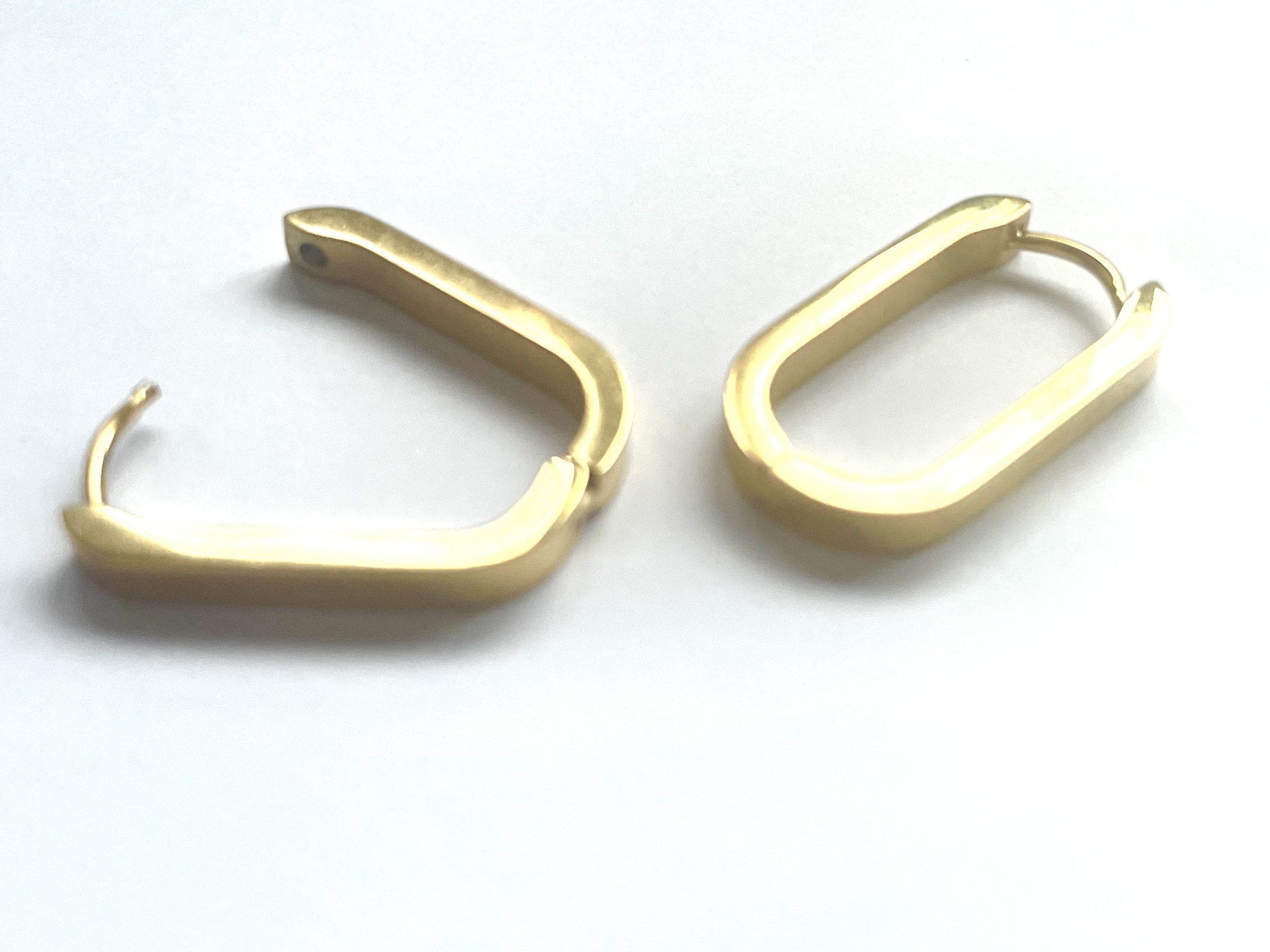 An impactful image inviting you to experience the allure of the elegant Capri huggies earrings, a shining symbol of style, sustainability, and Ι̂LE KEKERE’s commitment to exceptional craftsmanship