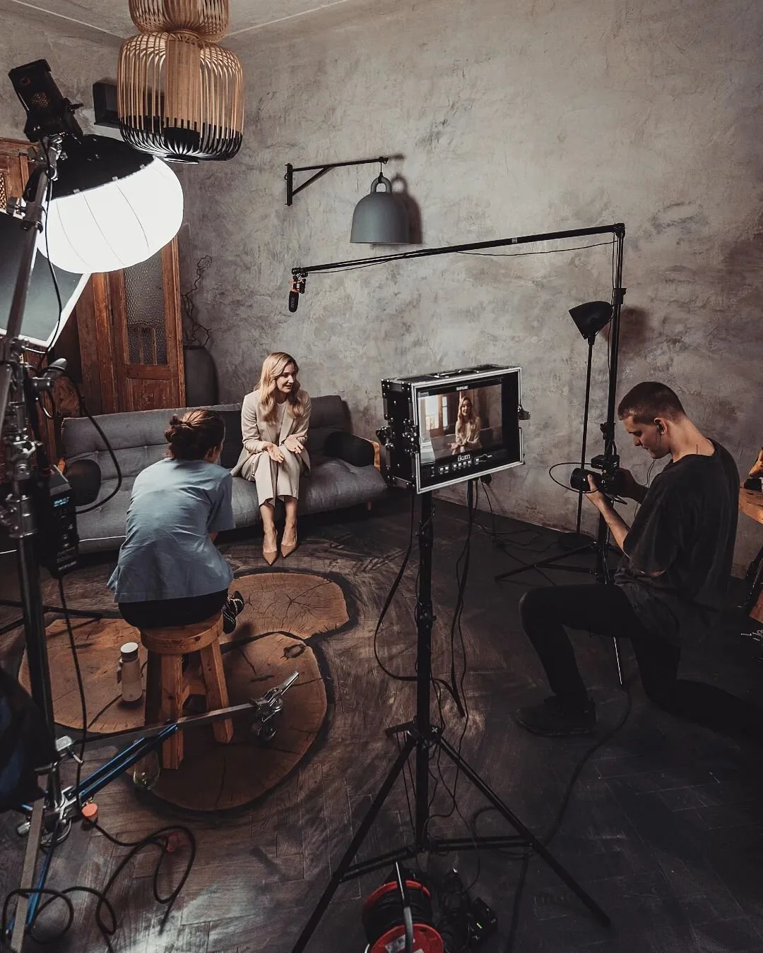 V rozhovorech jsme kovan&iacute;! 📽🎬📺 Vytvořit setup, nasv&iacute;tit, sestř&iacute;hat...
#studiozerolimits #videoprodukcepraha #rozhovory #setup #backstage