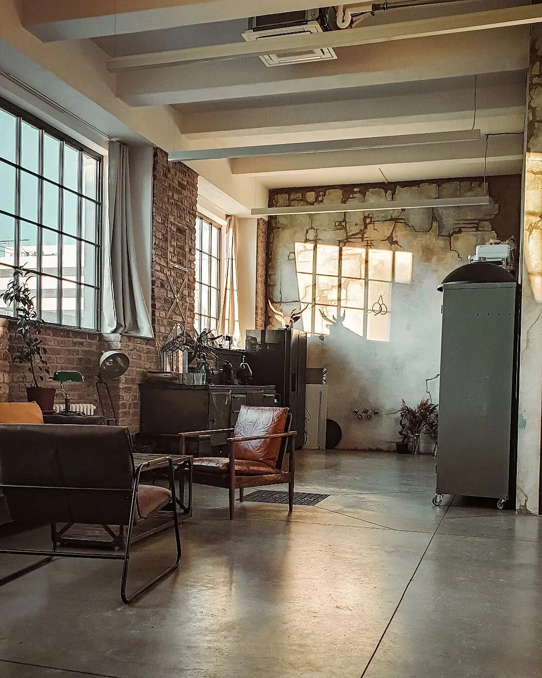 Zimn&iacute; r&aacute;na u n&aacute;s ve studiu ZERO. ☀️❄ #interior #photoatelier #prague #daylight #industrial #studiozerolimits