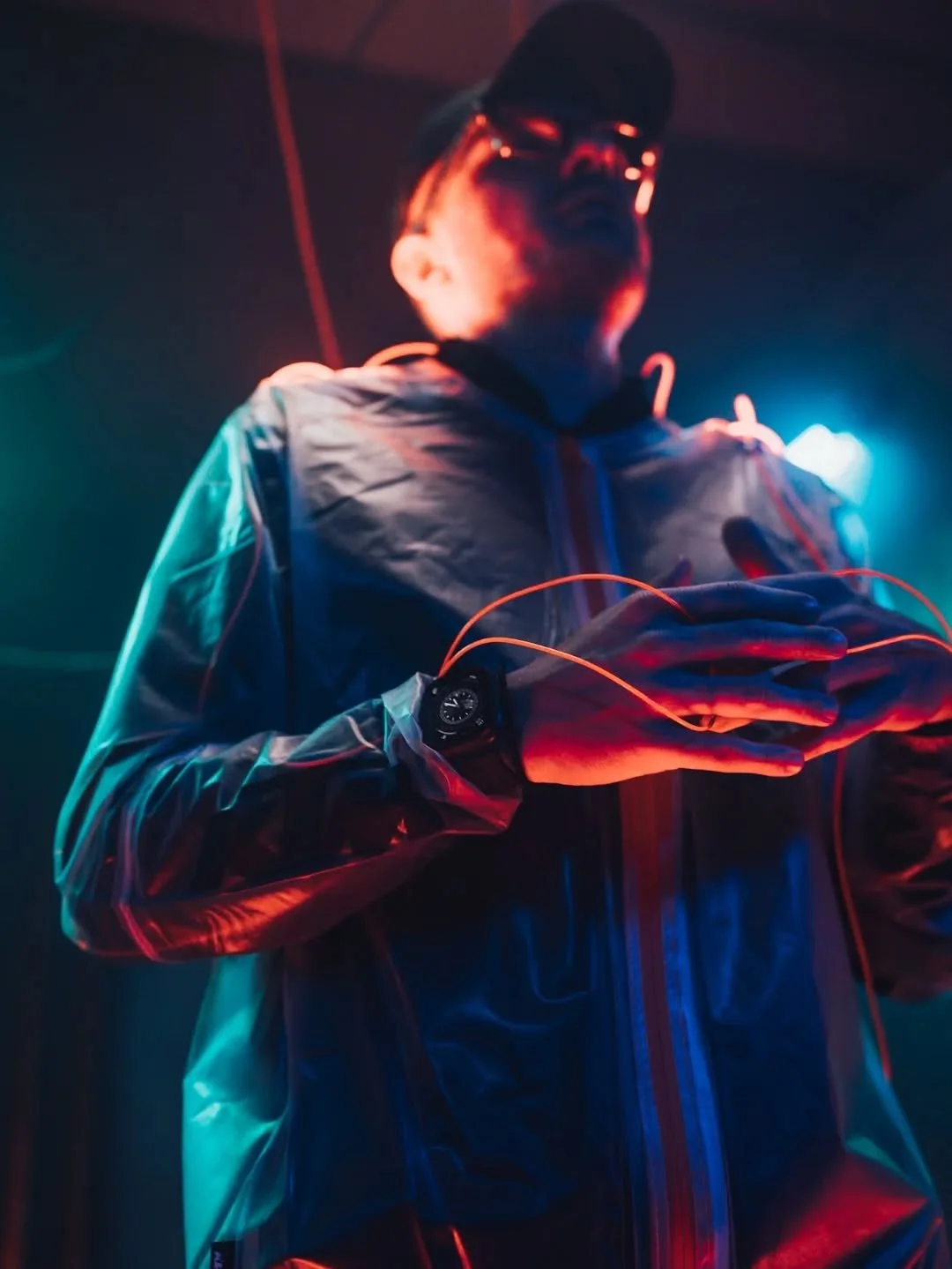 Backstage z nat&aacute;čen&iacute;. Vytvořili jsme x různ&yacute;ch promo vide&iacute;, slouž&iacute;c&iacute; jako upout&aacute;vky pro online kurzy na t&eacute;ma AI. 🔥🎬📺 #backstage 

V&scaron;e jsme stylizovali do future/cyberpunk stylu. D&iacu