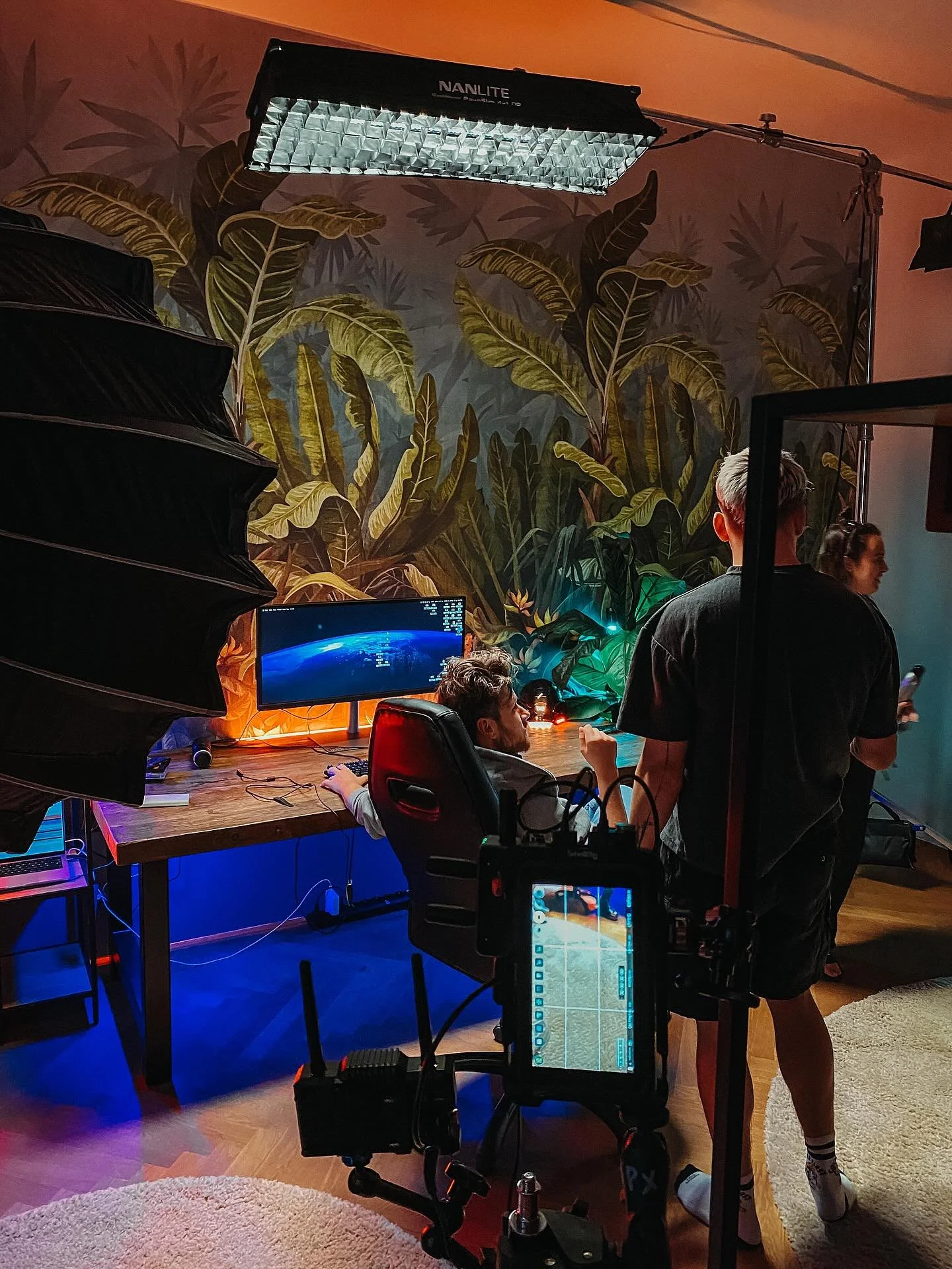 BTS z nat&aacute;čen&iacute; a focen&iacute; kampaně pro @etnetera_motion 🩷 #backstage #videoprodukce