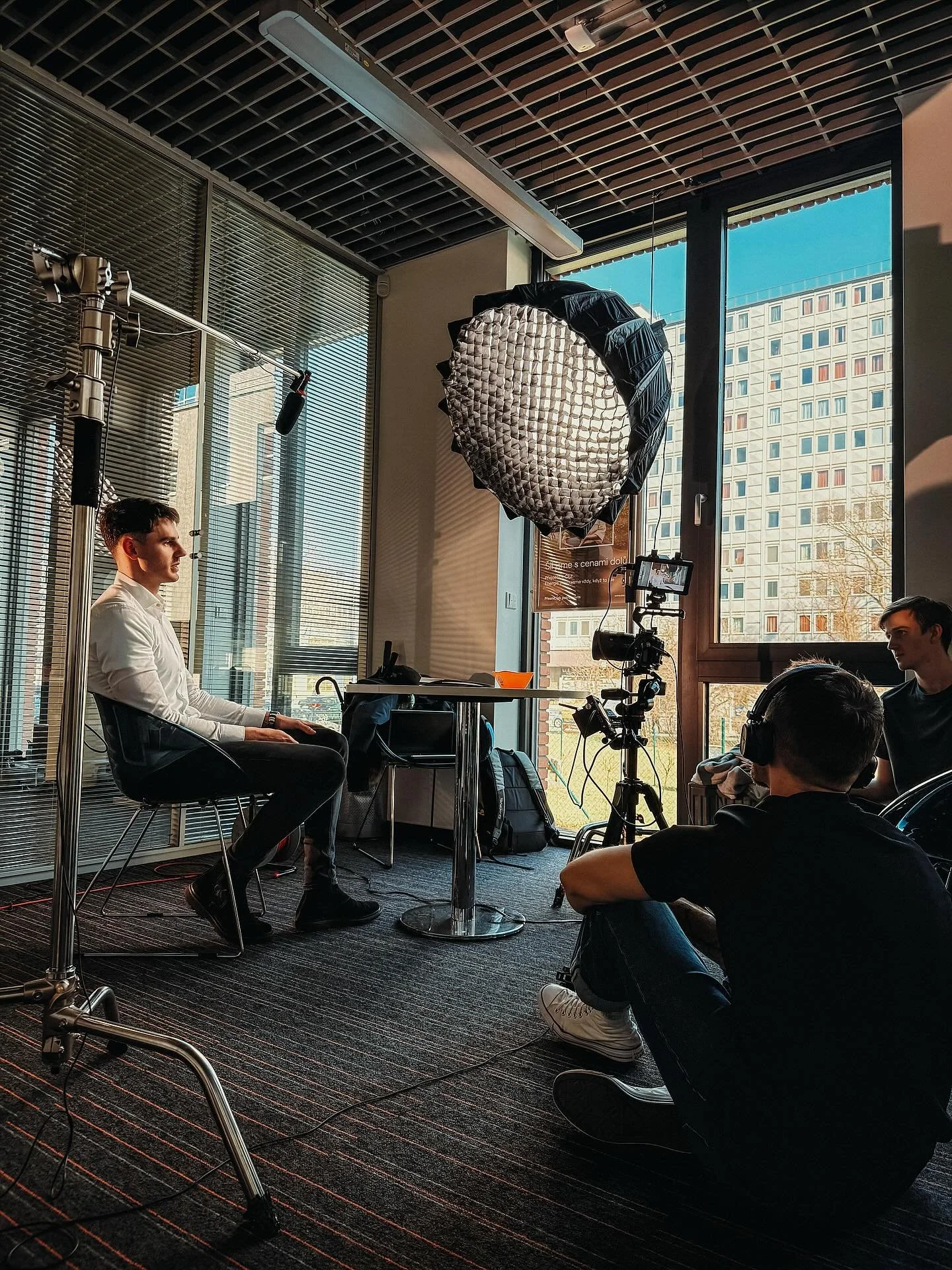 Backstage z nat&aacute;čen&iacute; headtalks pro n&aacute;borov&eacute; video jednoho česk&eacute;ho giganta 🎥🤩 #backstage