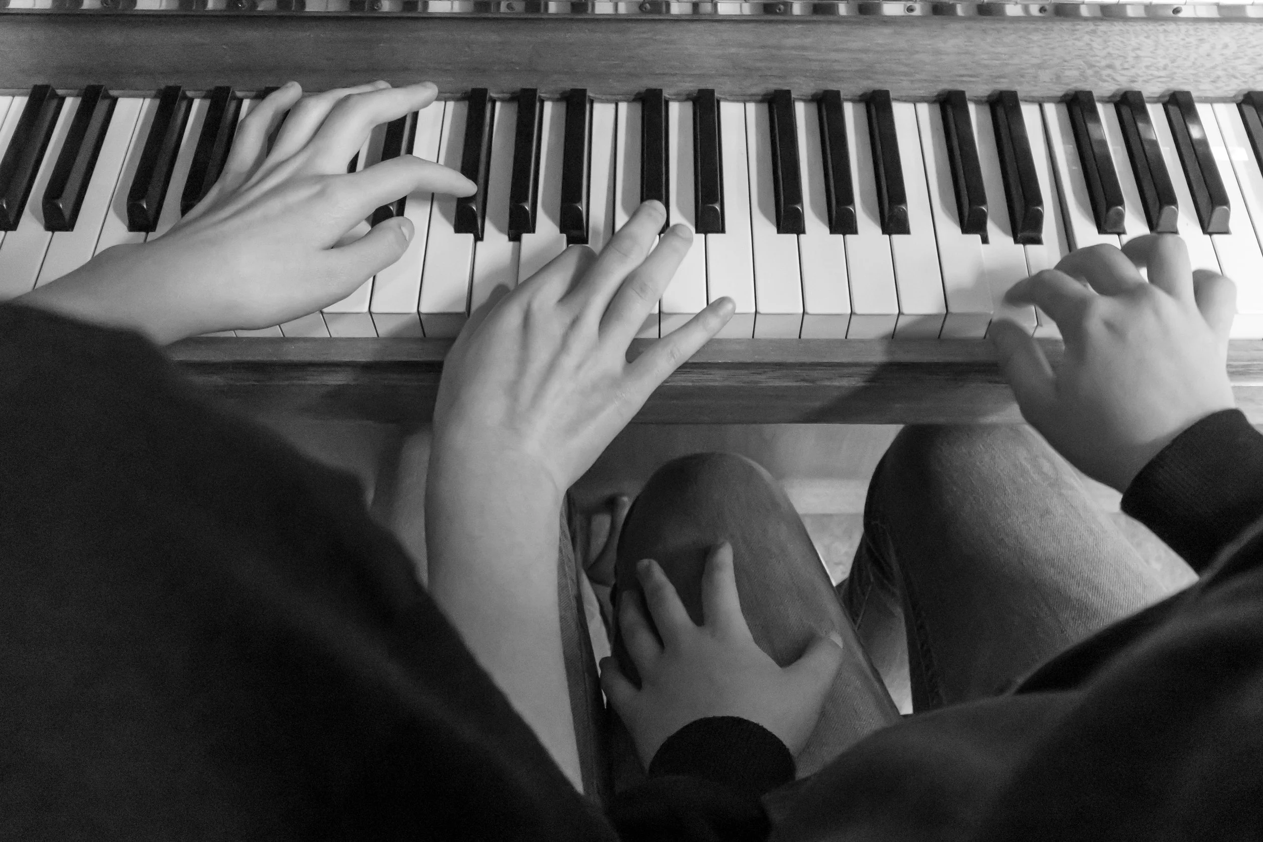 Five yellow stars on a blue background with a hand pointing at the fifth star.