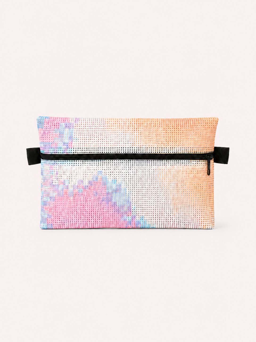 Une trousse plate créée à partir de bâche recyclée multicolore