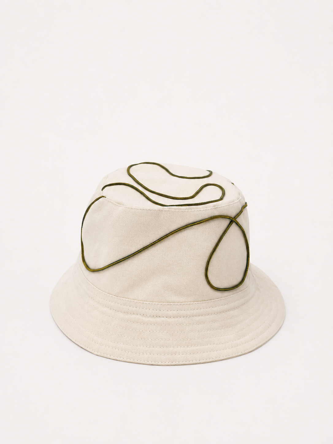 Chapeau beige avec fil métallique doré décoratif sur le dessus.