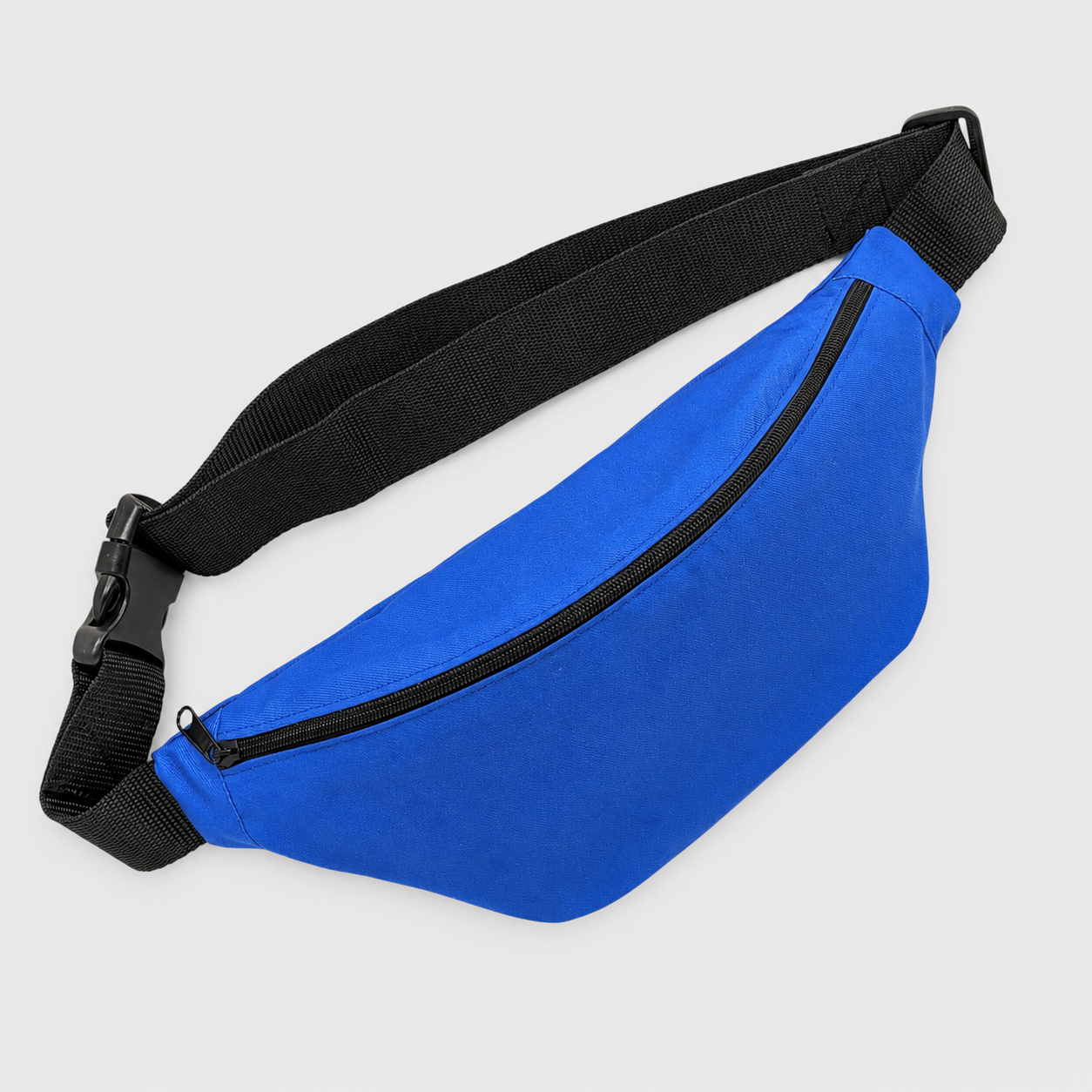 Sac banane bleu avec fermeture éclair noire et ceinture noire réglable.