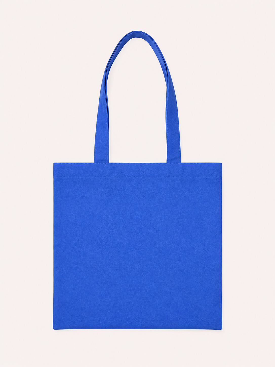 Sac en toile bleu avec deux poignées, suspendu contre un fond blanc.