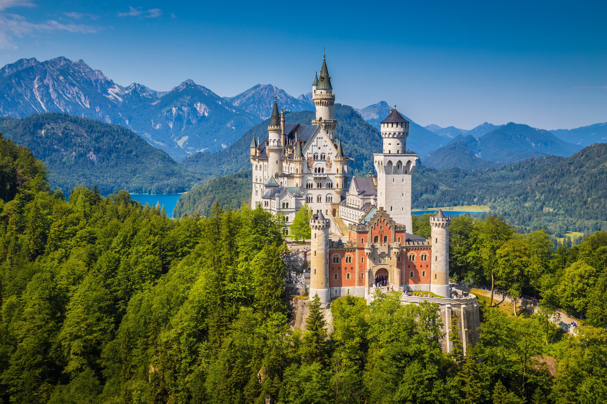 Schloss+Neuschwanstein+in+summer+%281%29.jpeg