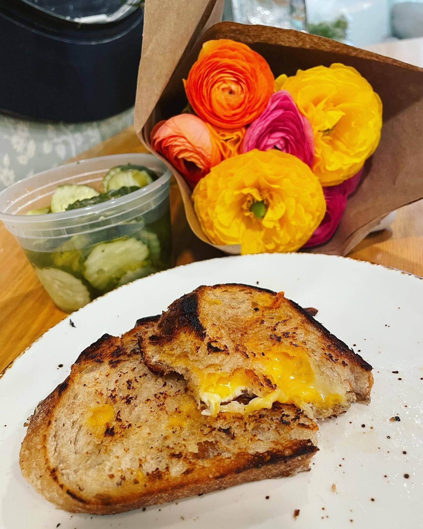 We love our @granvillefarmersmarket for so many reasons especially for all of the amazing vendors 💛 lunch courtesy of 
@710bread 
@thecrazycucumberllc 
 @black.radish.creamery 
@moon_maiden_flowers