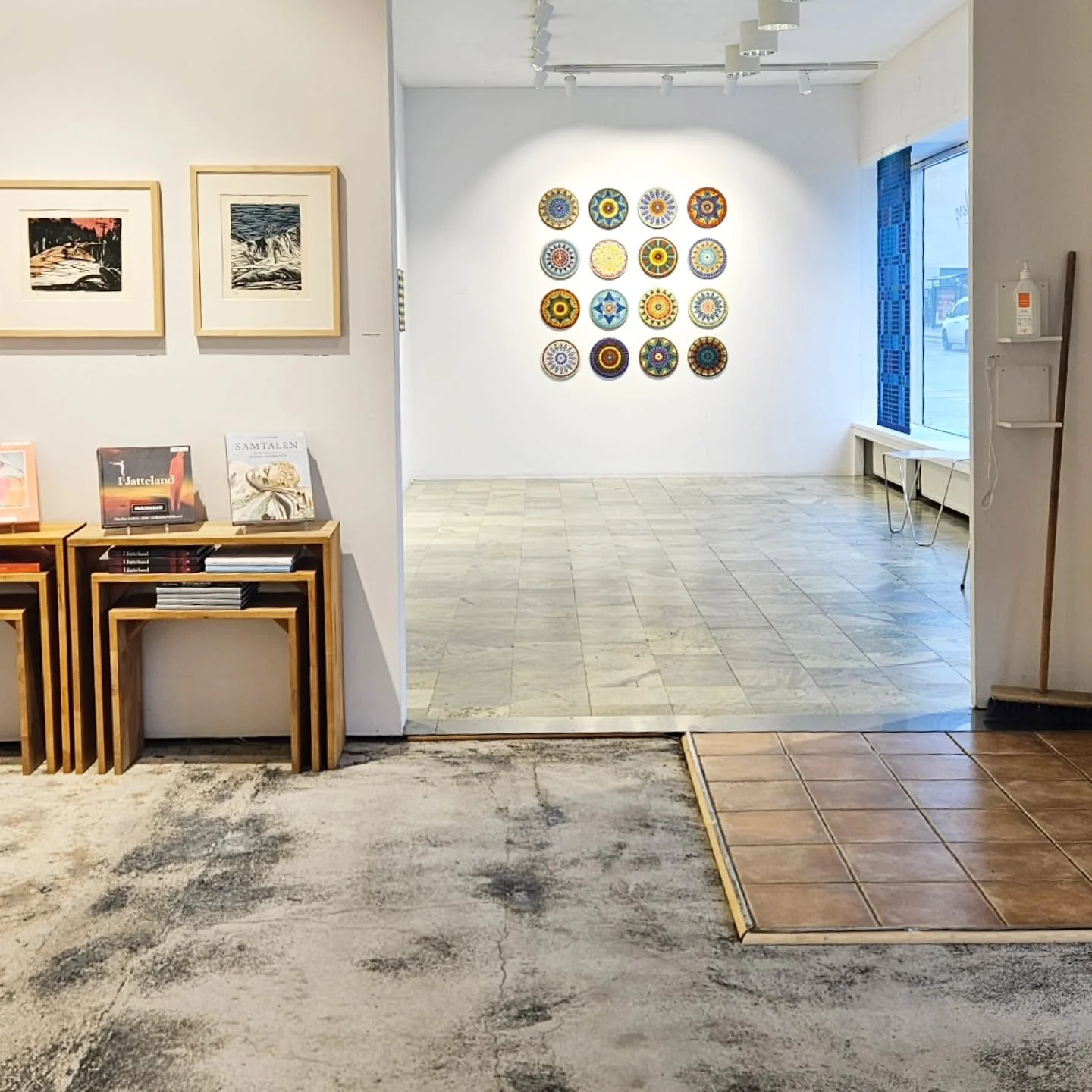 Efter en lite st&ouml;kig vecka med rivning av golv s&aring; &auml;r allt n&auml;stan som vanligt igen. Lite mer &quot;Berlink&auml;nsla&quot; med betonggolv och s&aring; kommer det beh&ouml;va vara i ett par m&aring;nader.
Vi &auml;r inte vana att b