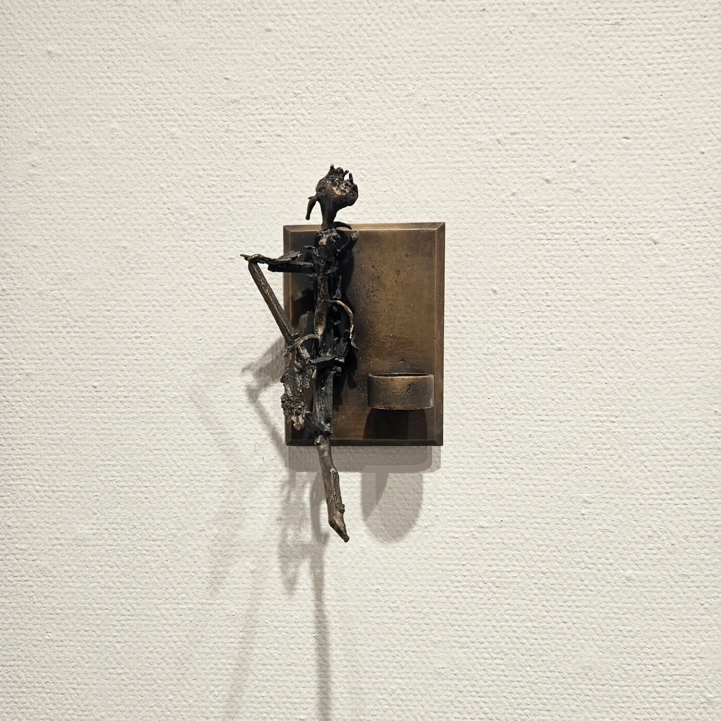 Utst&auml;llning - Mats Wikstr&ouml;m - "Varde ljus"

29 november&ndash;21 december, 2025.

Enligt F&ouml;rsta Moseboken sade Gud: Varde ljus, och det vart ljus.
Mats s&auml;ger detsamma men att man d&aring; m&aring;ste t&auml;nda de levand