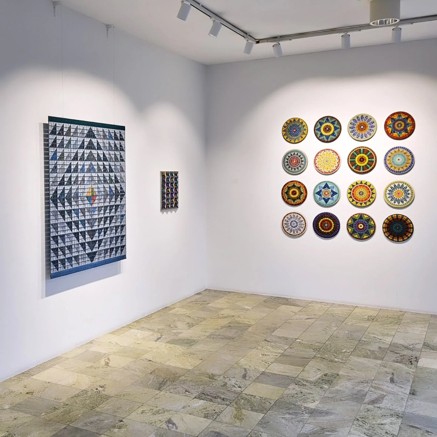 Utst&auml;llning - Gudrun S&ouml;derholm

25 oktober&ndash;25 november, 2025.
Vernissage l&ouml;rdag 25 oktober 12.00&ndash;16.00

V&auml;v - Broderi - Mosaik

Verk: 
I centrum, dubbelv&auml;v, lin/papper (bild 1,2)
Romb II, broderi, lin/metall (bild