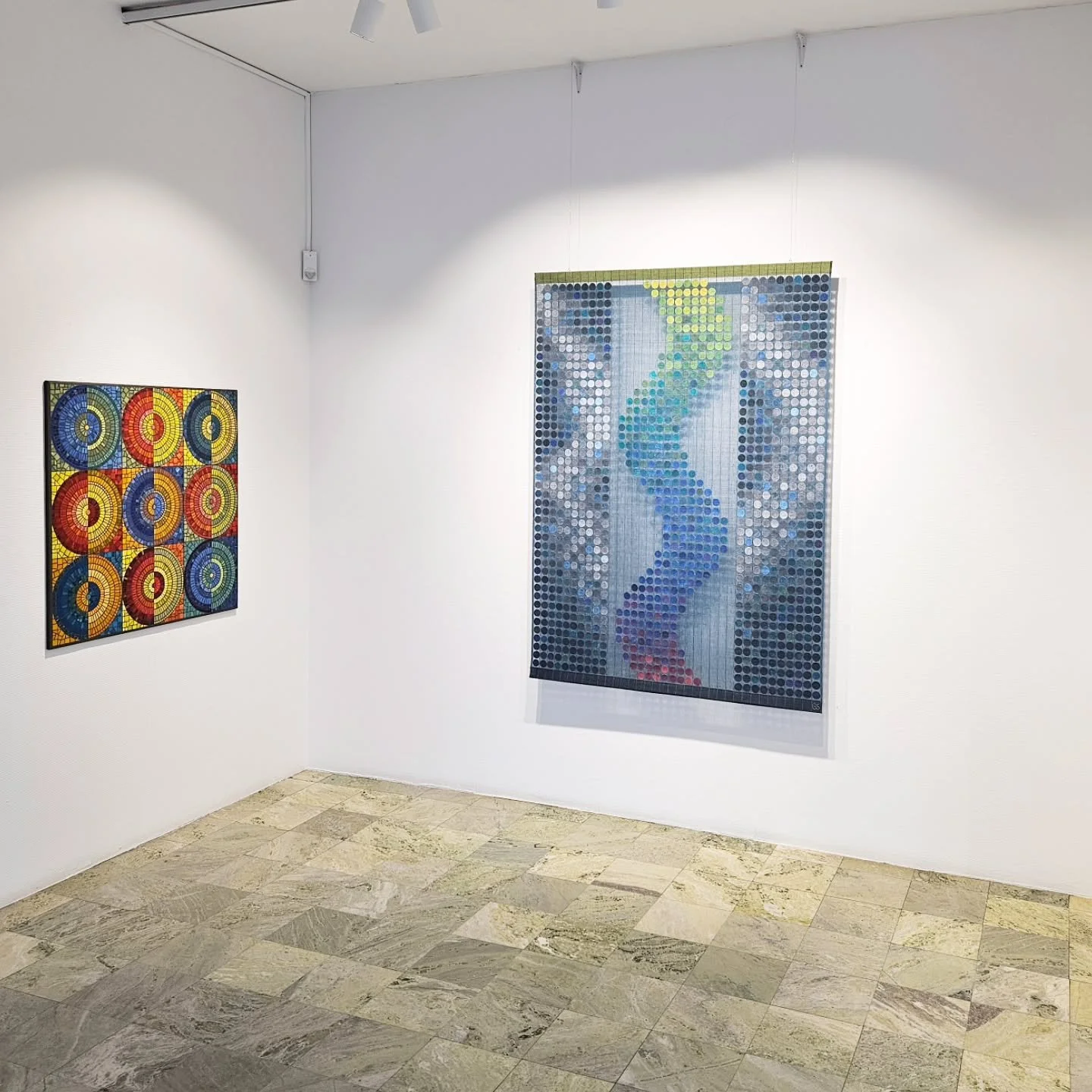 Utst&auml;llning - Gudrun S&ouml;derholm

25 oktober&ndash;25 november, 2025.
Vernissage l&ouml;rdag 25 oktober 12.00&ndash;16.00

V&auml;v - Broderi - Mosaik

Verk: 
Kraftf&auml;lt, glasmosaik (bild 1,2)
V&aring;gr&ouml;relse, dubbelv&auml;v, lin/bo