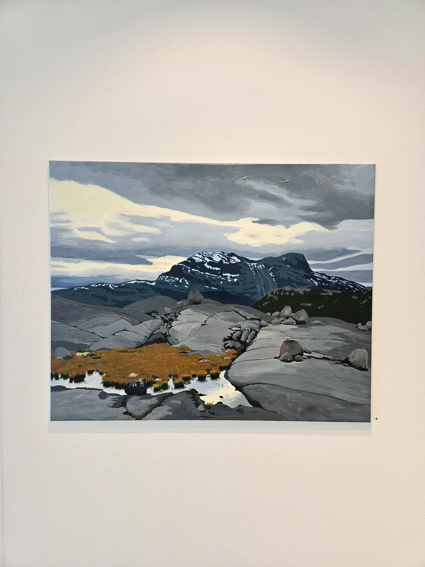 Utst&auml;llning - Charlotta Rosengren - "Sensommar&ndash;h&ouml;st"

9 maj&ndash;9 juni, 2026.

Verk:
1. Ronbakst&oslash;tta fr&aring;n Tverfjellet, akryl (bild 1,4)
2. Storsteinglaci&auml;ren 2021, akryl (bild 2,4)
3. Gohpasv&aacute;ggi, 