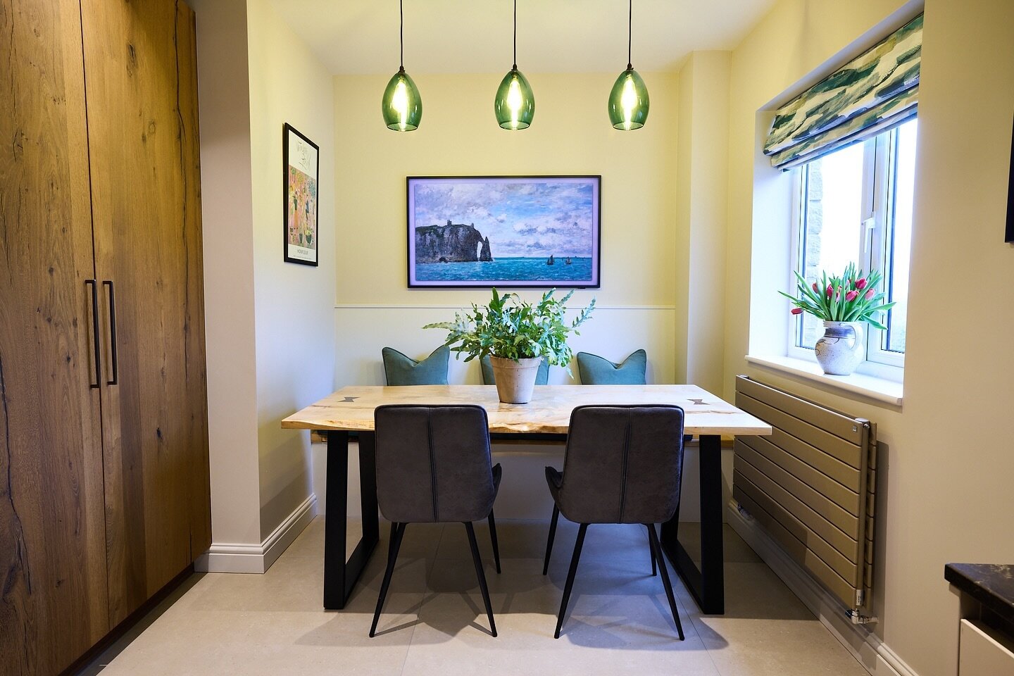 Natural wood, soft greens and organic textures, inviting a moment of calm into our clients&rsquo; busy schedules 🍃

#diningroomdesign #naturalelegance #designdetails #openplanliving #kitchentable #diningtabledecor #diningtabledesign