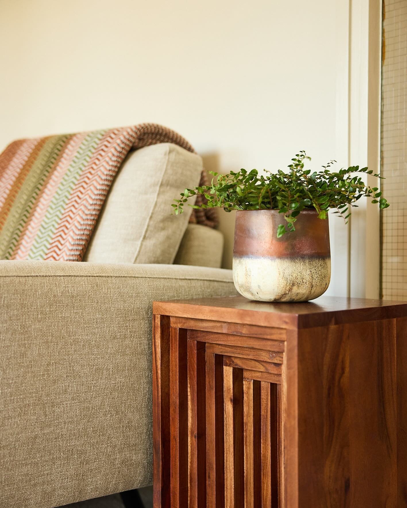 Close-ups of mid-century details in the living room.

📸 @photosbydavidlindsay 

#interiordesign #livingroom #interiordesigners #ilkley