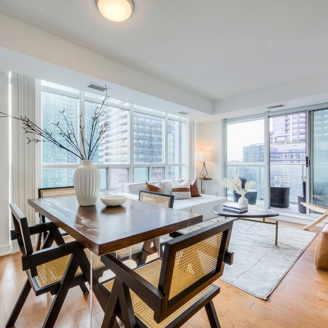 #ForSale | Discover this rare gem! Positioned on the 21st floor, this corner NW unit boasts 2 bedrooms, 2 bathrooms, and 2 tandem parking spaces, a true find! Enjoy breathtaking, sun-drenched views to the North and West through expansive floor-to-cei