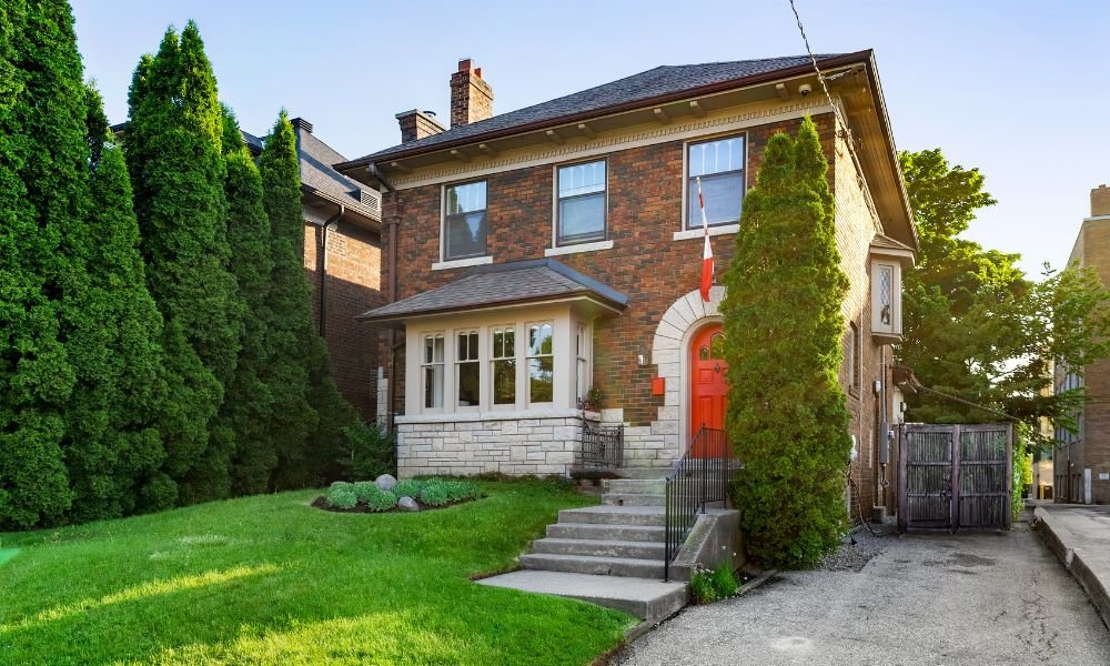 Georgian style home exterior situated in Midtown Toronto - Best Real Estate Locations
