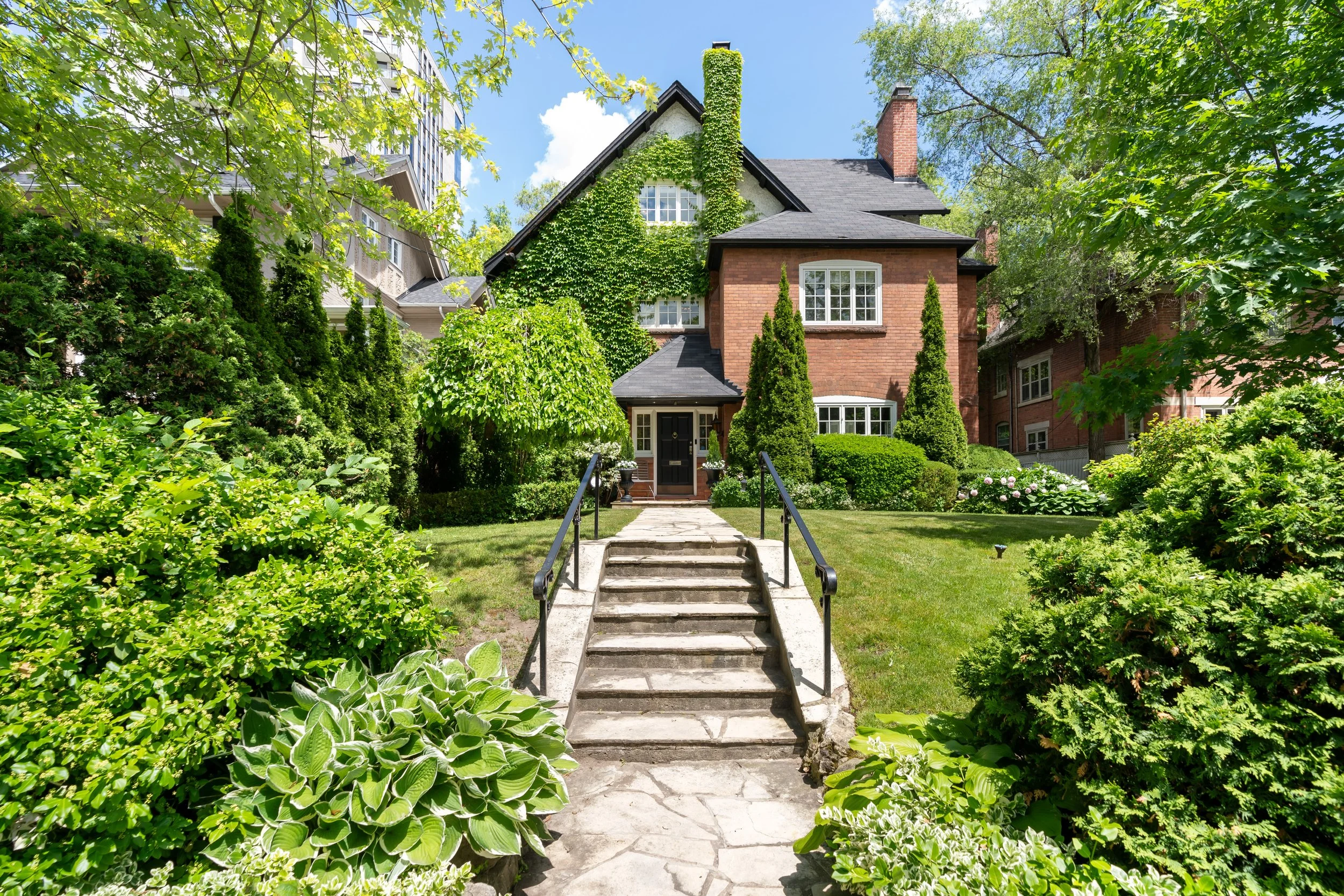 Real Estate - Ontario Forest Hill Private Enclave Dream Home - Selling Homes in the Big City