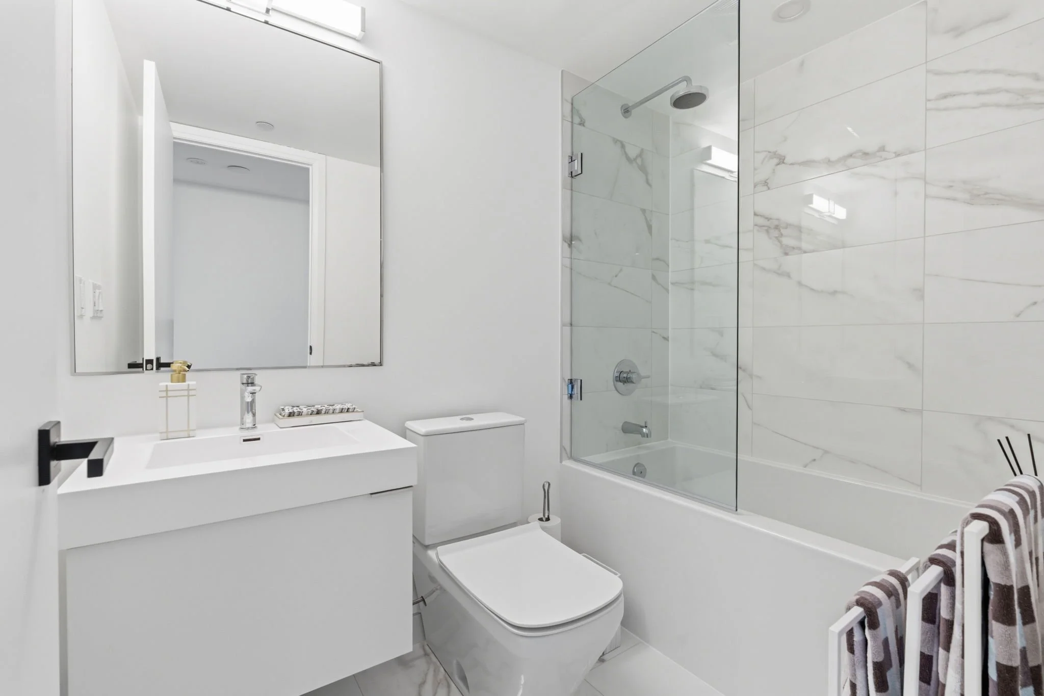 #2210 Guest Bathroom.jpeg