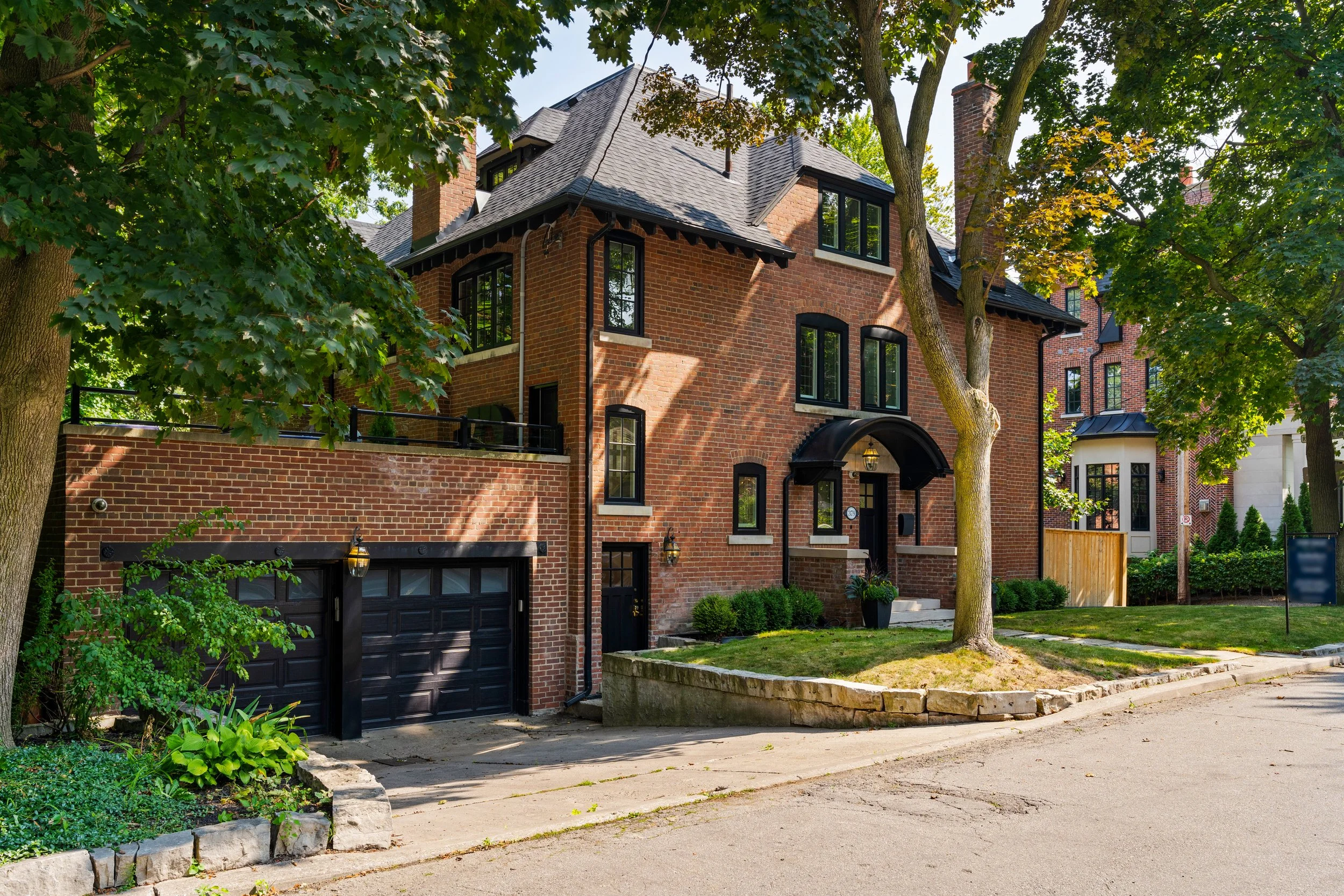 Casa Loma Neighbourhood Guide by Paul and Christian Associates