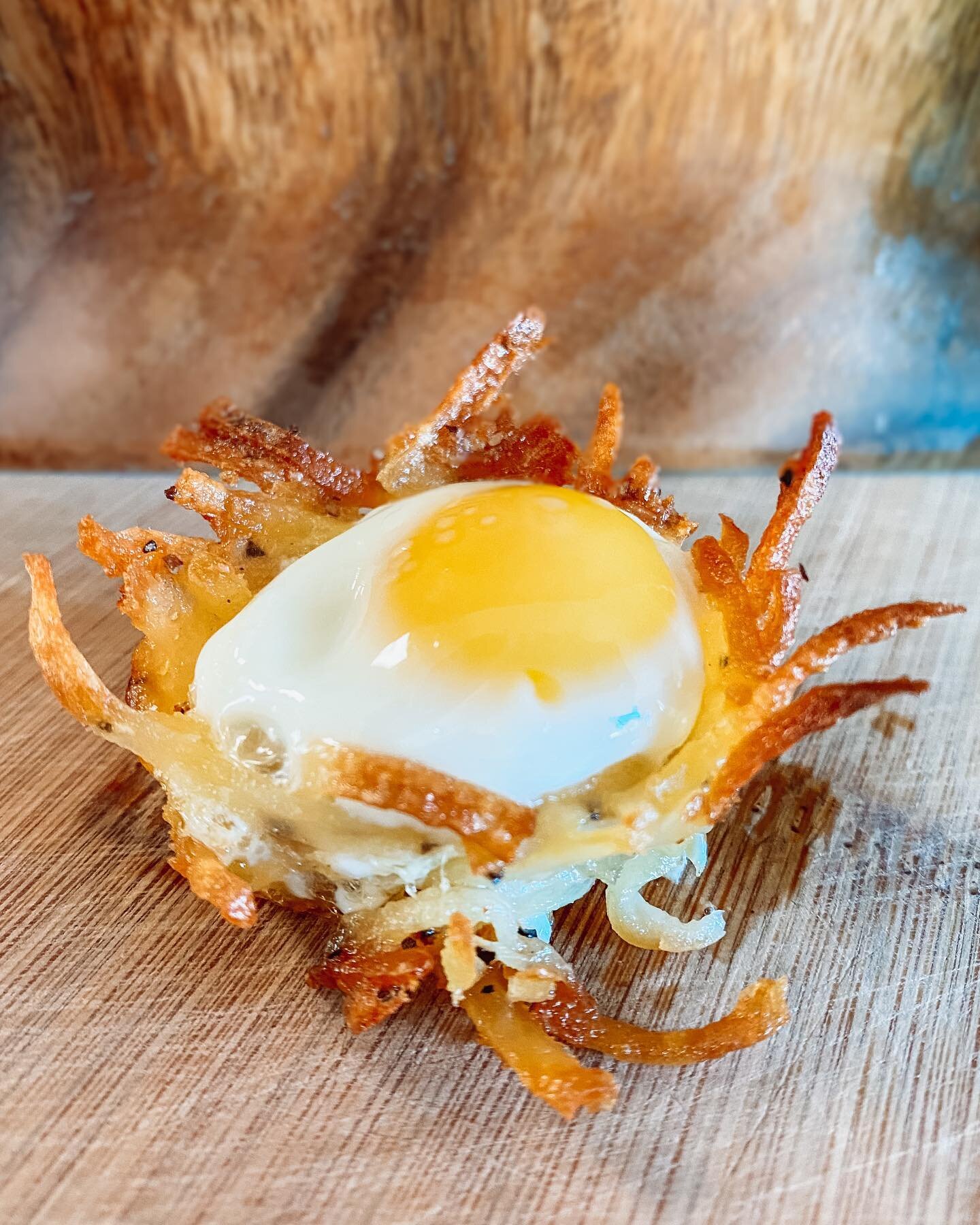 OMG THESE WERE SO GOOD 🤤. Can you say quail eggs in a hashbrown nest?! We ate the entire pan in 5 minutes while taking this photo 🤣.
.
Create a mixture of hash browns, grated parmigiano-regiano, salt, pepper, and melted kerigold butter. Load a mini