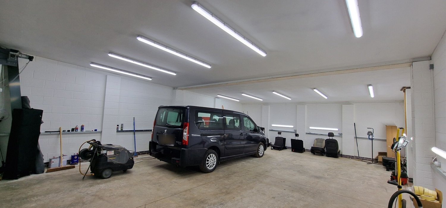 LED batten lighting in a vehicle workshop unit