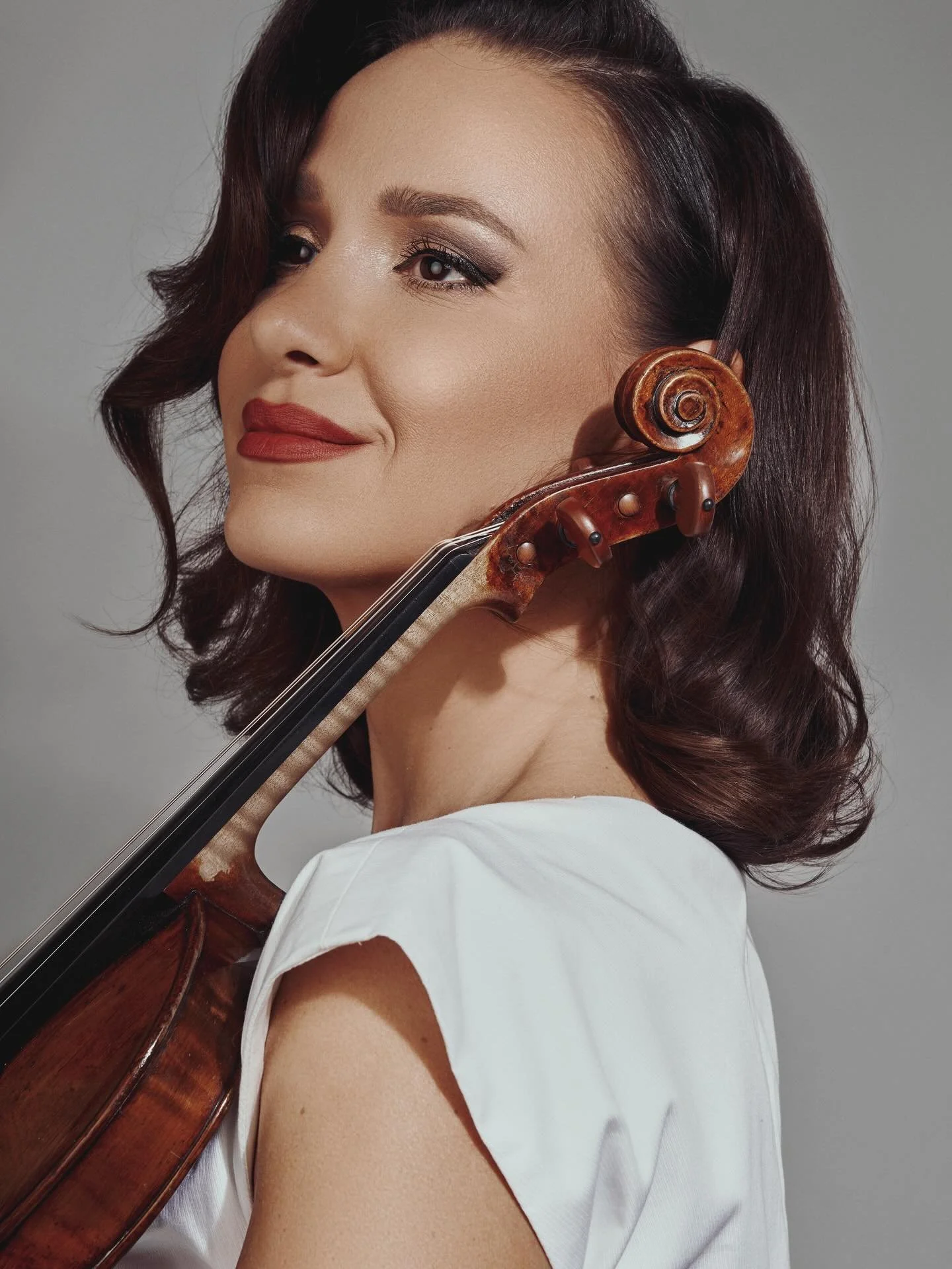 Working on new classical repertoire these days and really enjoying the process 🎻
To have time to develop my projects is a true blessing and I can&rsquo;t wait to share my work with you! 

Photo by @kohut.photo