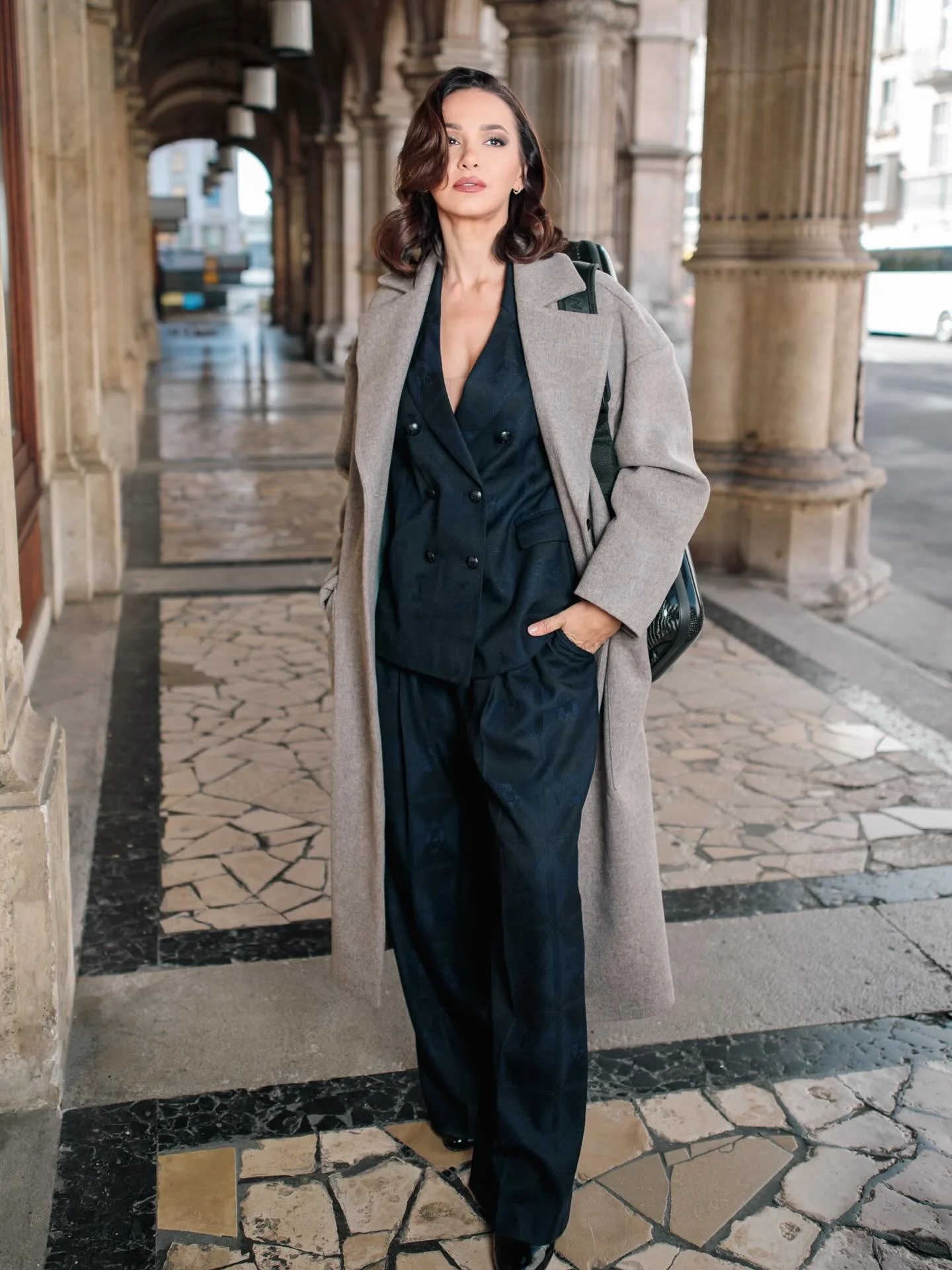A walk through Vienna&rsquo;s city center especially around the State Opera is always inspiring. A great reminder why I chose this city as my home town 🎻

Wearing an outfit from the latest @rettl1868 collection 
Photos by @stefanpanfili