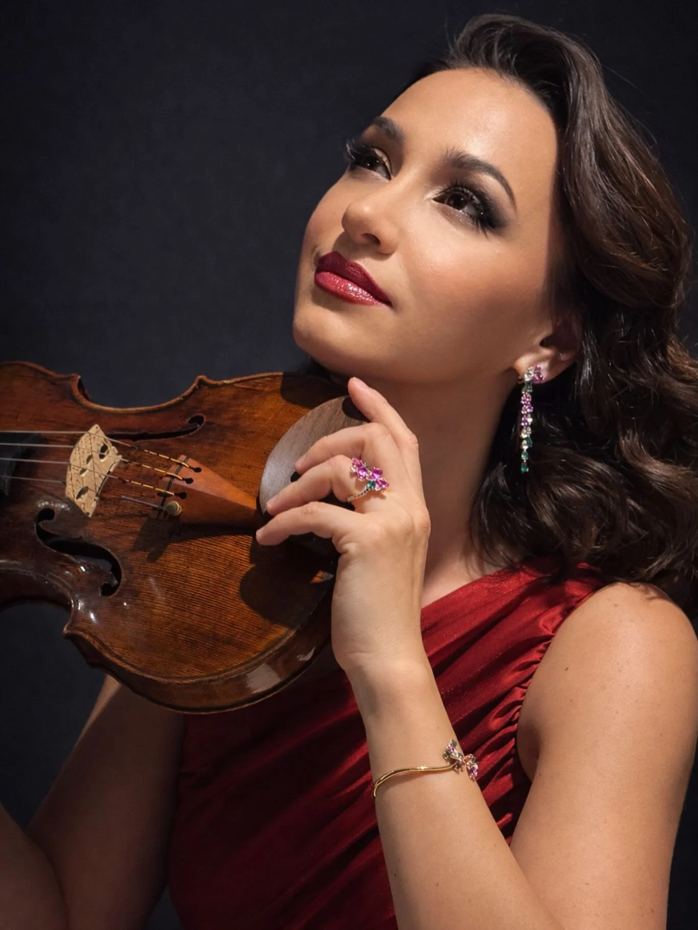 A backstage moment before going on stage at the @andreabocelliofficial concert in Prague wearing spectacular jewelry by @gismondi1754_prague 

Thank you all for the amazing energy tonight!