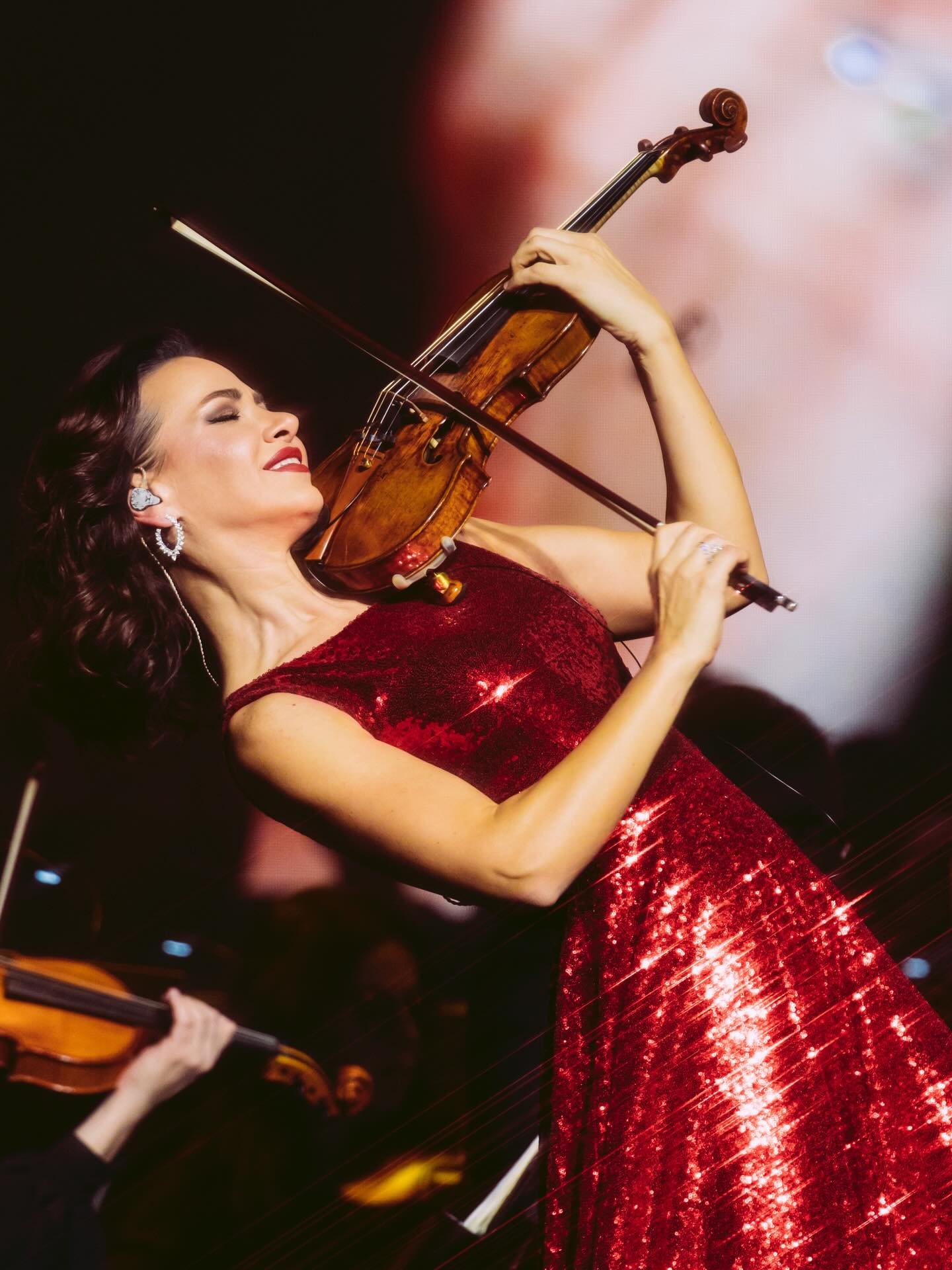 2 spectacular nights in Prague with @andreabocelliofficial 🎻

Loved adding extra brilliance to my performance with jewels by @gismondi1754 ❤️

Big thanks to @larsenstrings for their continuous support , I play the Il Cannone Gold on my Maggini. 

Th