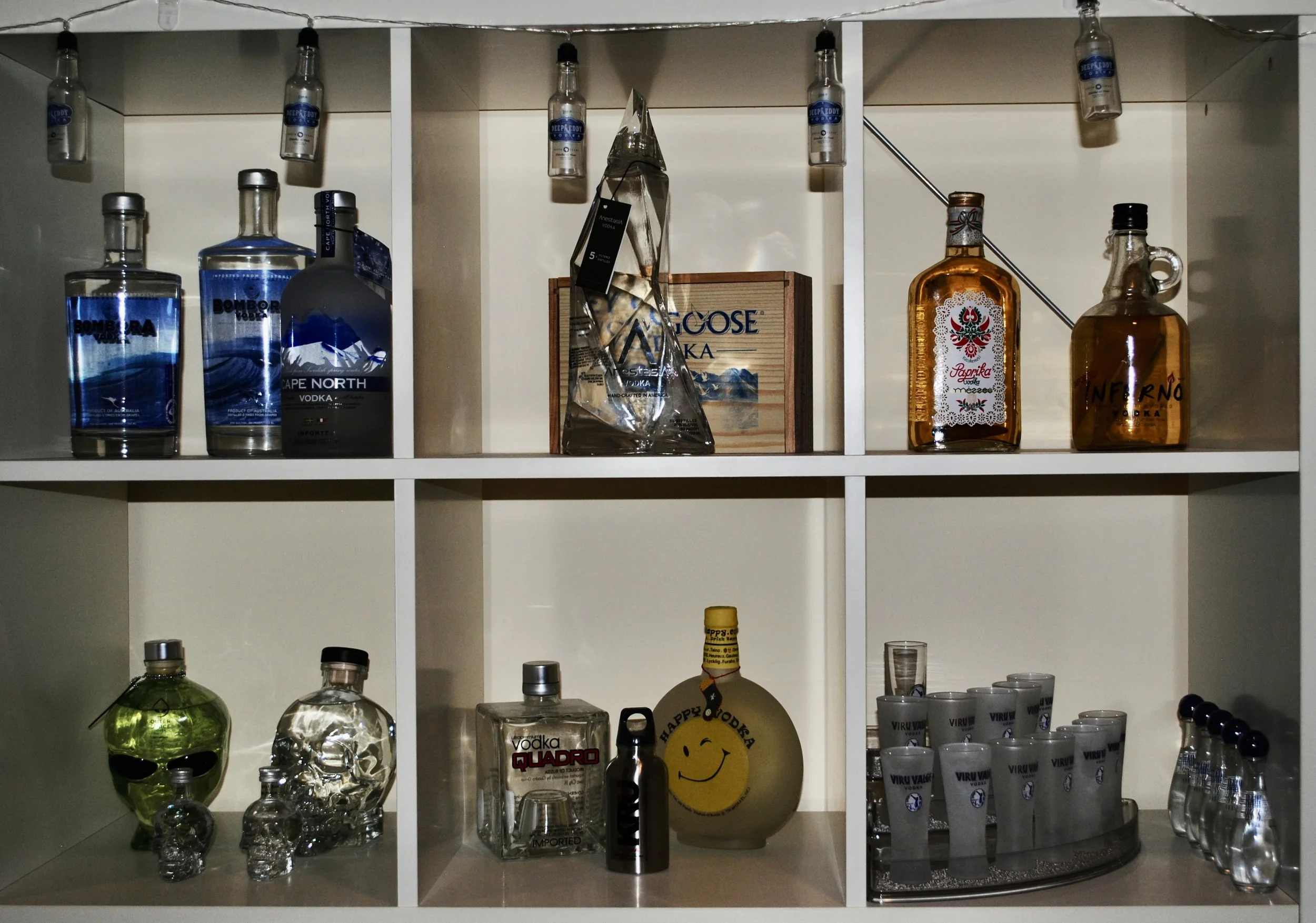 UNIQUE SHAPES 2 - Bombora (2 versions), Cape North, Anestasia (glass shard), Paprika (Hungary), Inferno (peppers turned white), Outer Space (alien head), Crystal Head (skull, several sizes), Quadro, KRU, Happy (& shot glasses and mini Rain) 