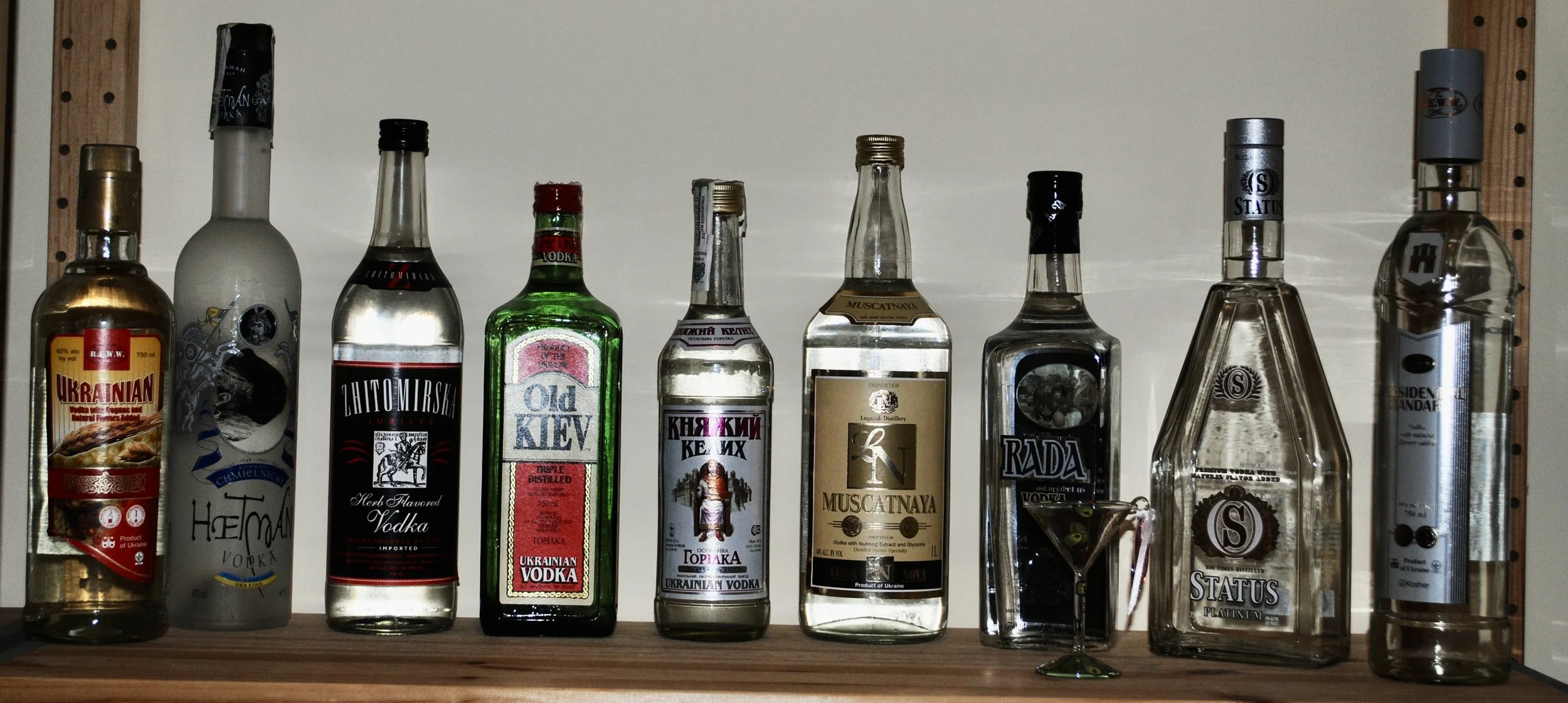 Ukranian, 
Hetman,
Zhitomirska – herb, 
Old Kiev, 
(Cyrillic script) – Ukrainian, 
Rada, 
Status Platinum, 
Presidential Standard 