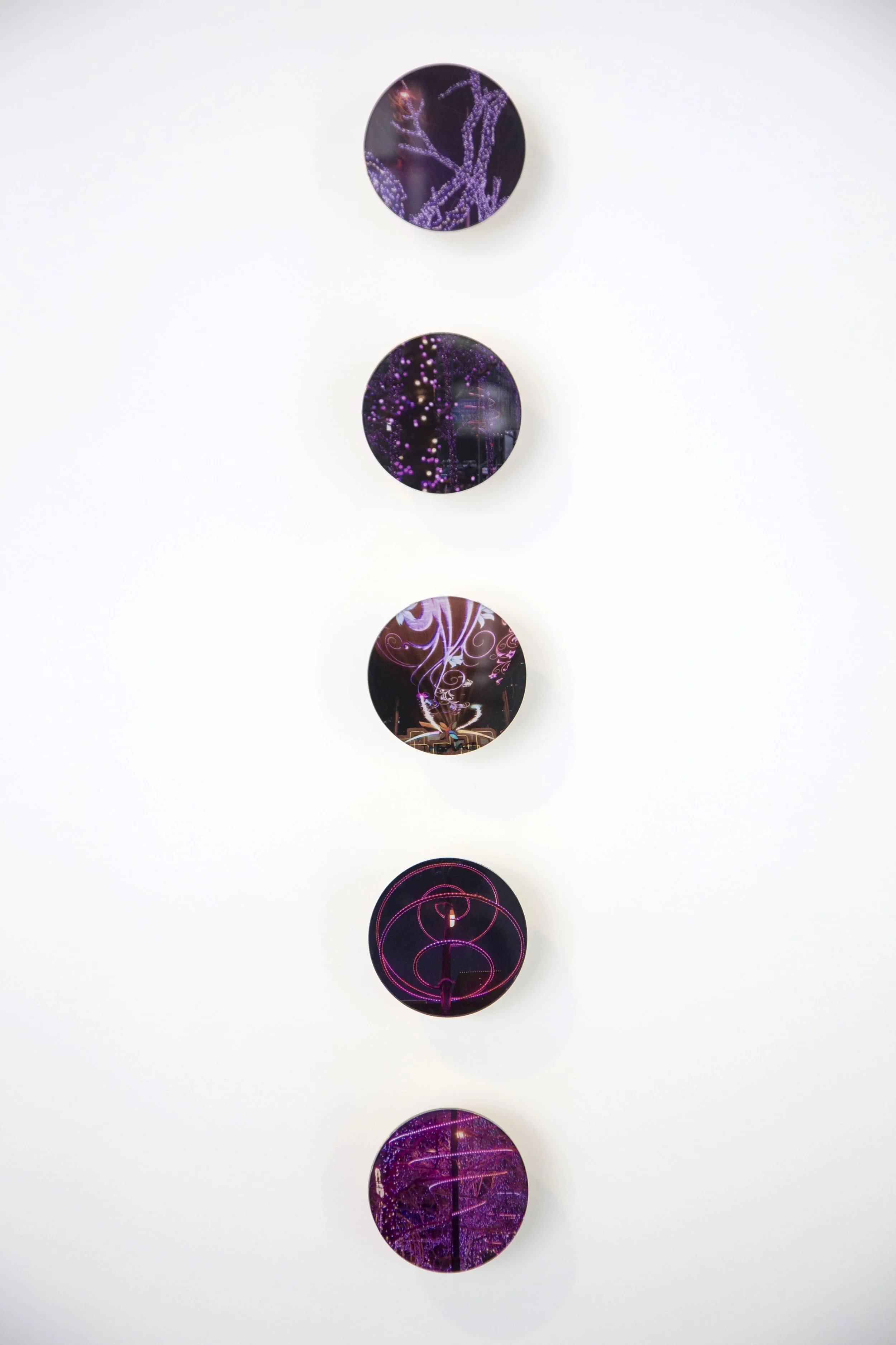 "Círculos IV" (2016) | Conjunto de 5 peças com 10cm de diâmetro cada | Impressão fine art em metacrilato montada em escultura de bronze. | Edição 7