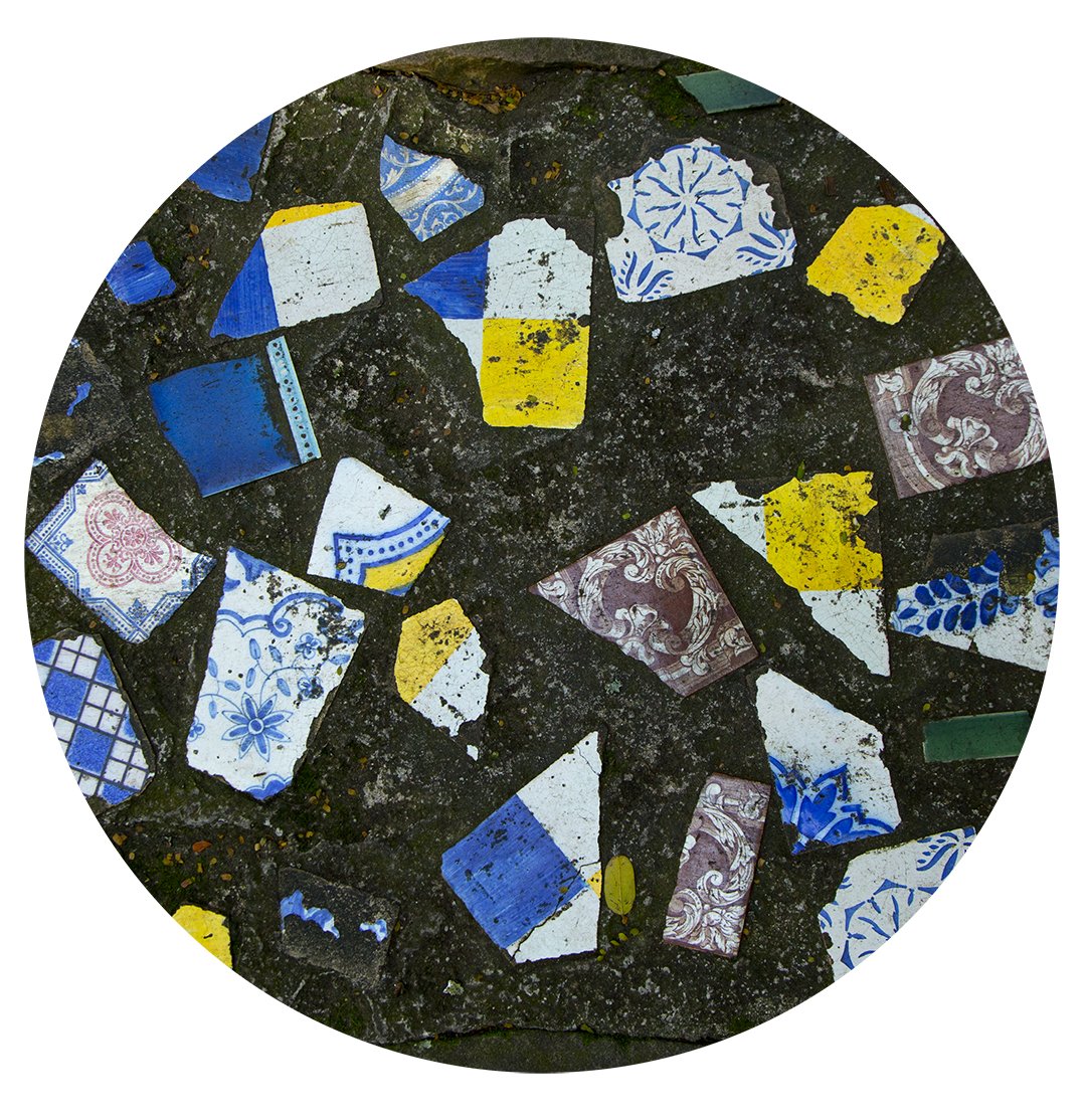 "Coluna III" (2018) | 21cm diâmetro x 50cm altura | Tubo de acrílico com backlight em chapa de alumínio pintada e imagem com impressão fine art sobre backfilm. Iluminação por meio de LEDs | Edição 3 