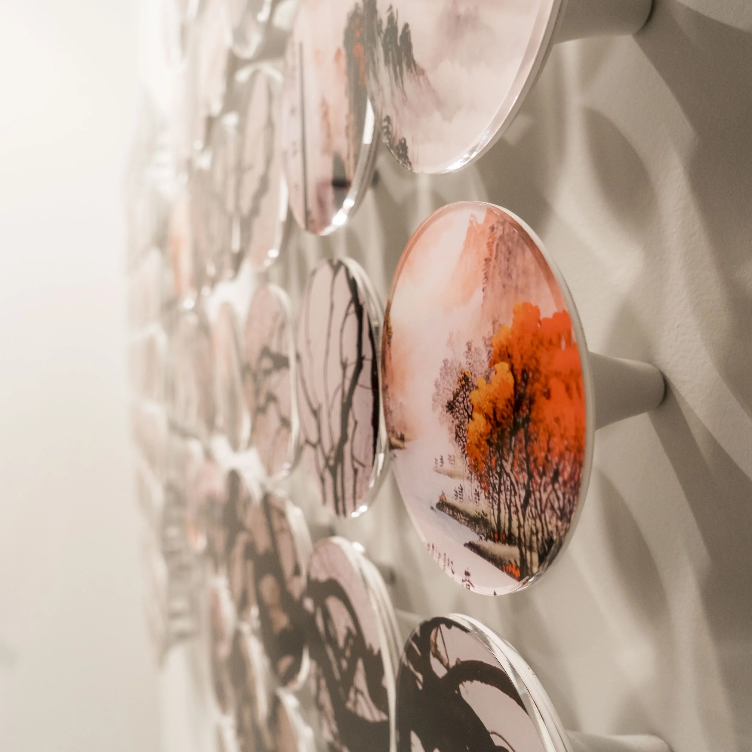Detalhe "Círculos Rosa I & II" (2016) | Conjunto de 40 peças com 12cm de diâmetro cada | Impressão fine art em metacrilato montada em escultura de bronze. | Edição 5