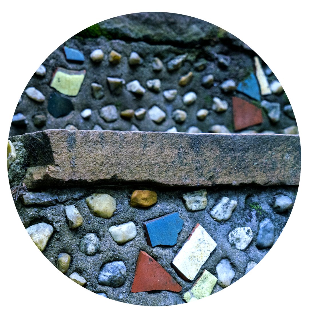 "Coluna I" (2018) | 21cm diâmetro x 70cm altura | Tubo de acrílico com backlight em chapa de alumínio pintada e imagem com impressão fine art sobre backfilm. Iluminação por meio de LEDs | Edição 3 