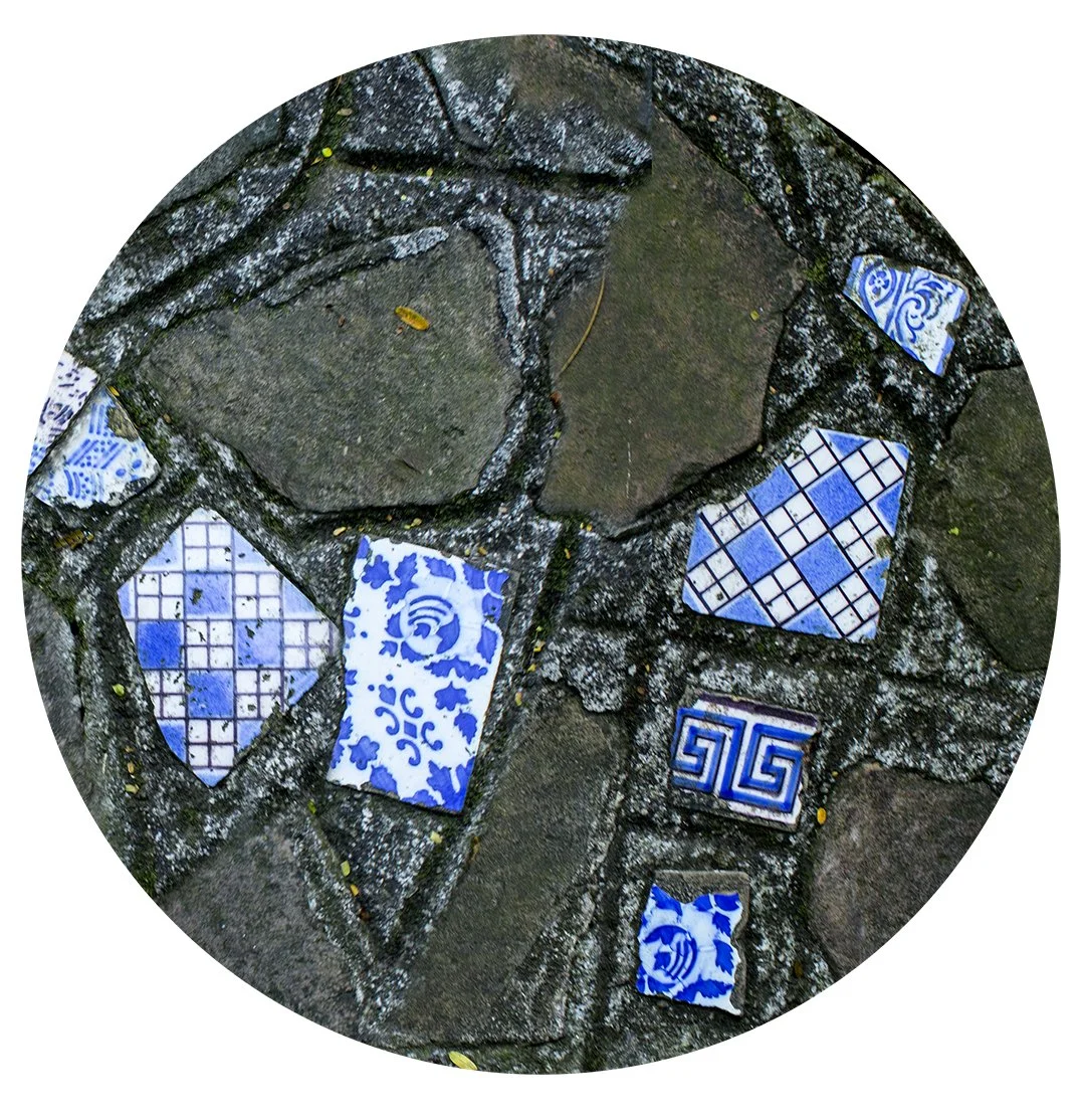 "Coluna VII" (2018) | 21cm diâmetro x 70cm altura | Tubo de acrílico com backlight em chapa de alumínio pintada e imagem com impressão fine art sobre backfilm. Iluminação por meio de LEDs | Edição 3 