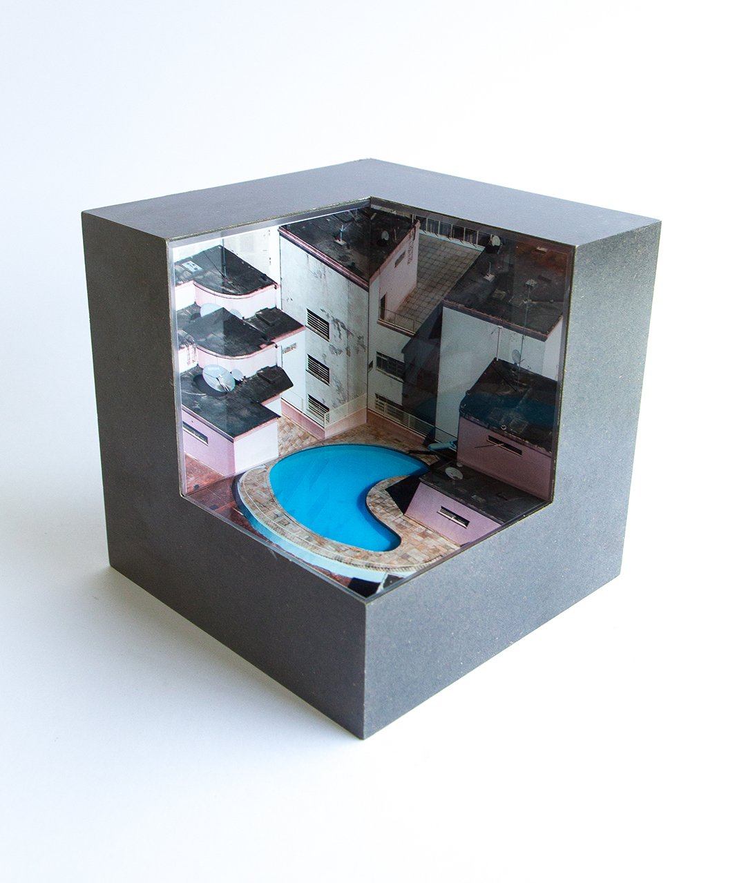 "Totem I" (2014) | 22x73cm | Impressão Fine art em metacrilato, madeira em MDF | Edição 2/5
