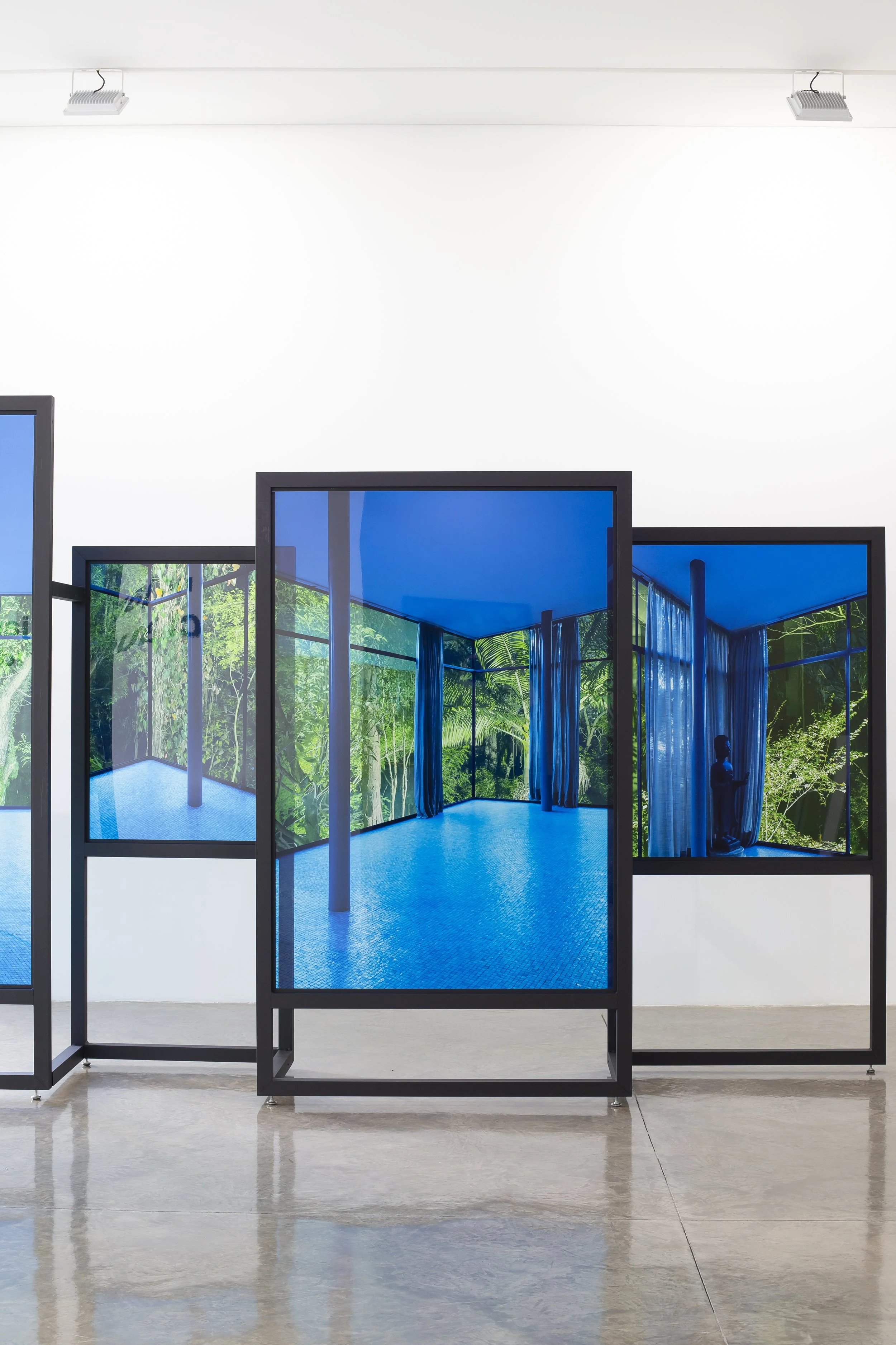 "Noturno" (2018) | 238cm altura x 763cm largura x 100cm profundidade |  Estrutura de alumínio com base em aço pintado, imagens impressas em Clearfilm aplicada em placas de acrílico, fixada na estrutura | Edição 3