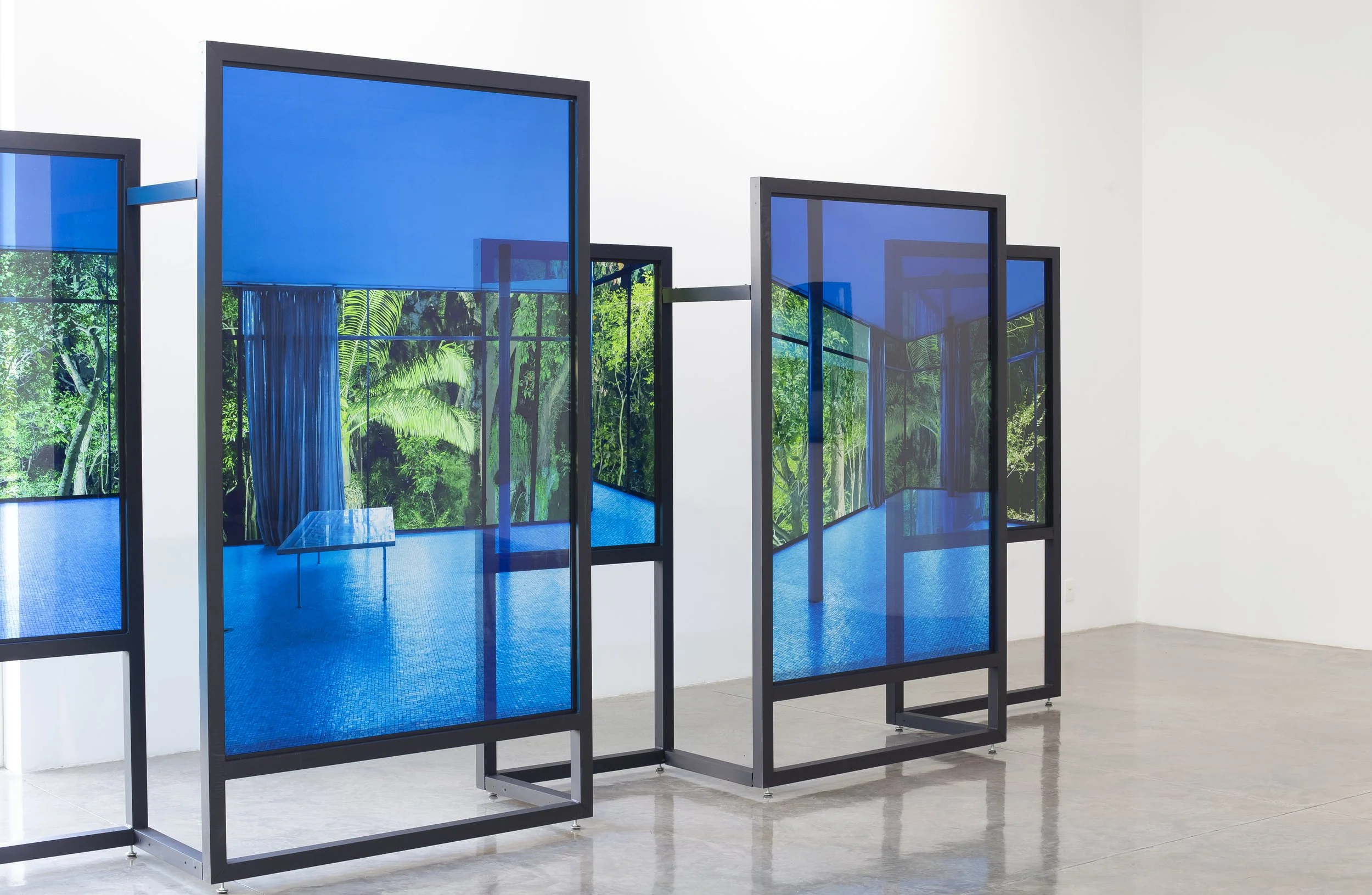 "Noturno" (2018) | 238cm altura x 763cm largura x 100cm profundidade |  Estrutura de alumínio com base em aço pintado, imagens impressas em Clearfilm aplicada em placas de acrílico, fixada na estrutura | Edição 3