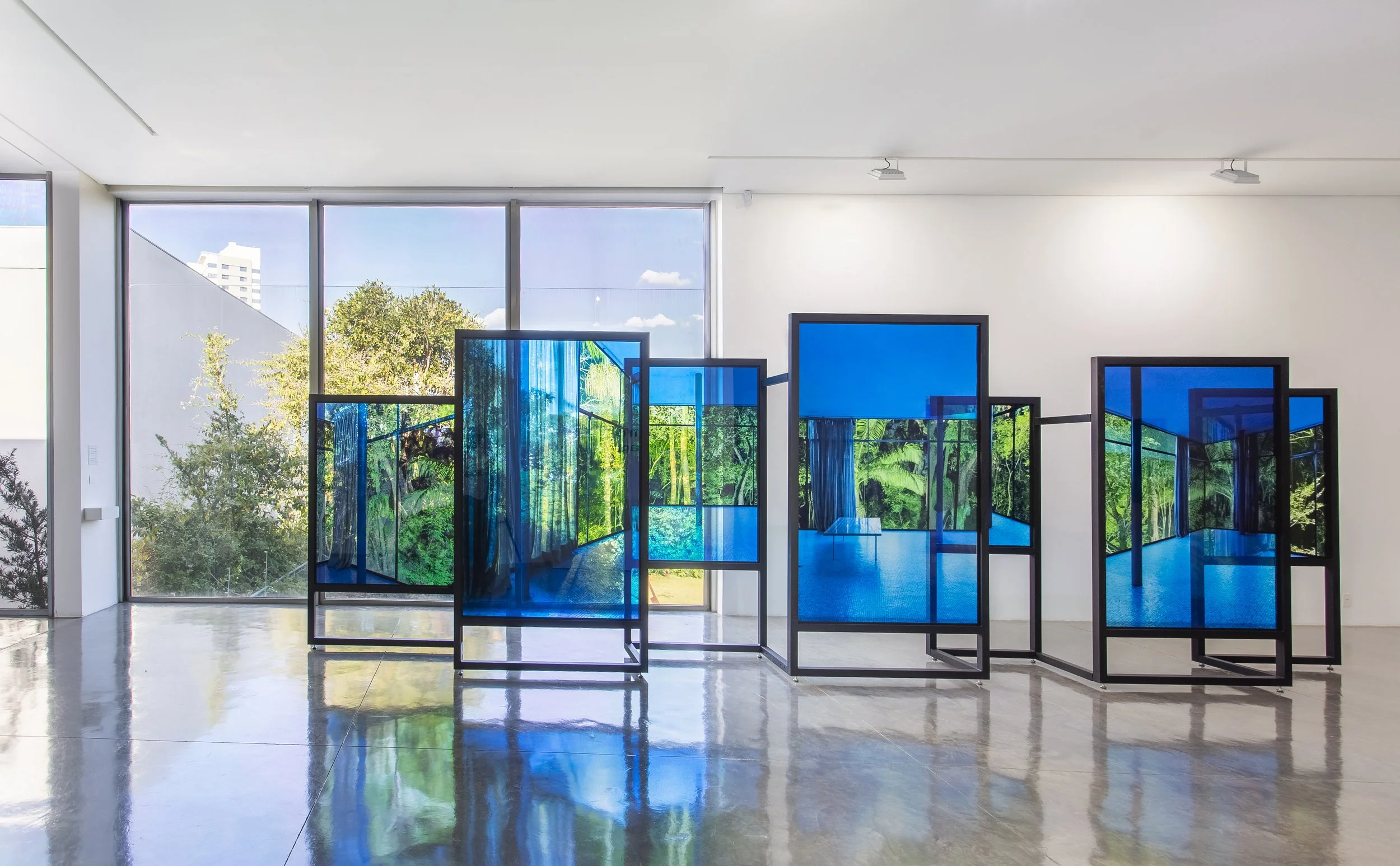 "Noturno" (2018) | 238cm altura x 763cm largura x 100cm profundidade |  Estrutura de alumínio com base em aço pintado, imagens impressas em Clearfilm aplicada em placas de acrílico, fixada na estrutura | Edição 3